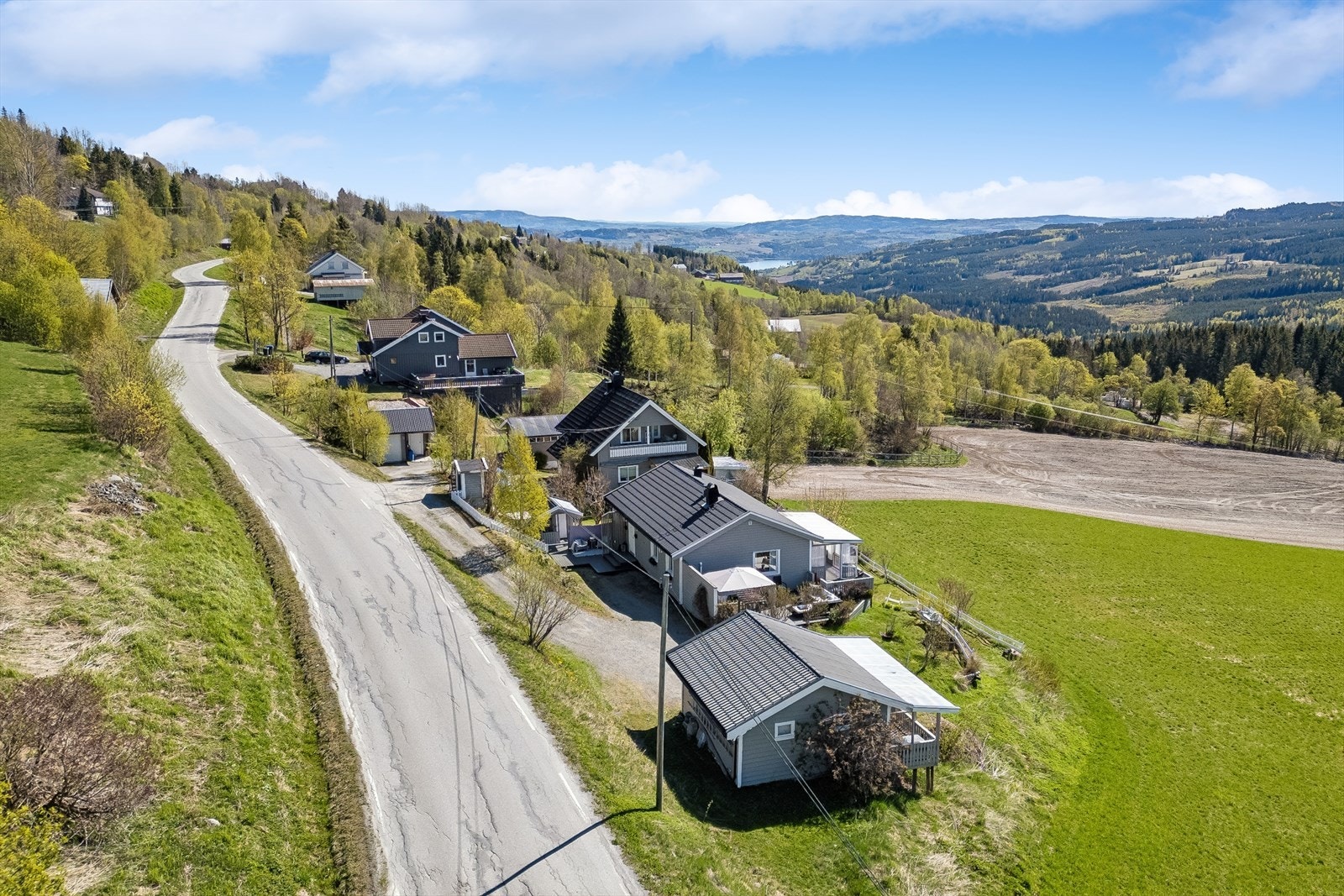 Eiendommen ligger i et landlig område i Snertingdal. Galleribilde