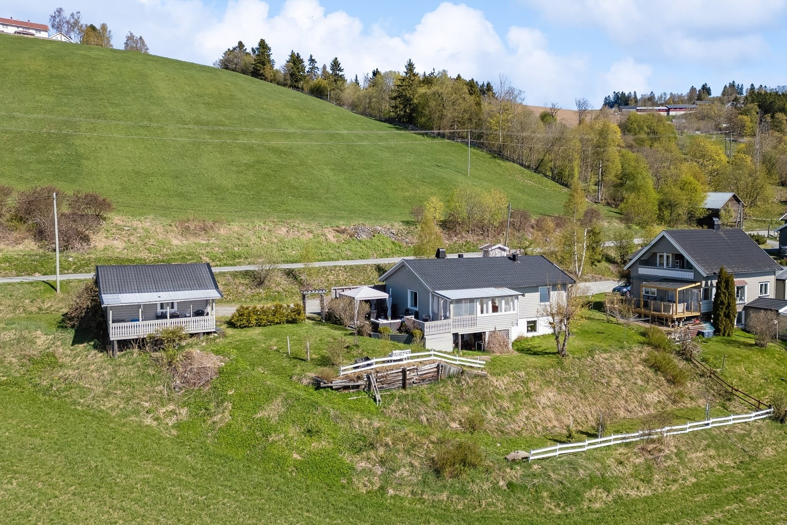 En innholdsrik enebolig med flotte uteplasser, garasje og en åpen planløsning. Galleribilde