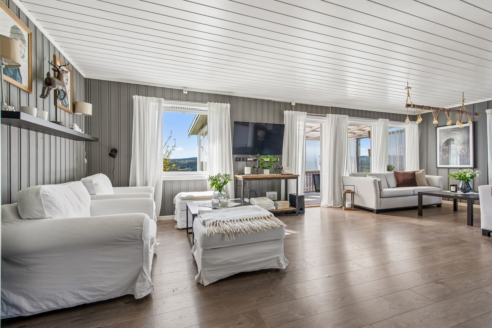 Stuen har god plass til flere sittegrupper og direkte utgang til vinterhagen. Galleribilde