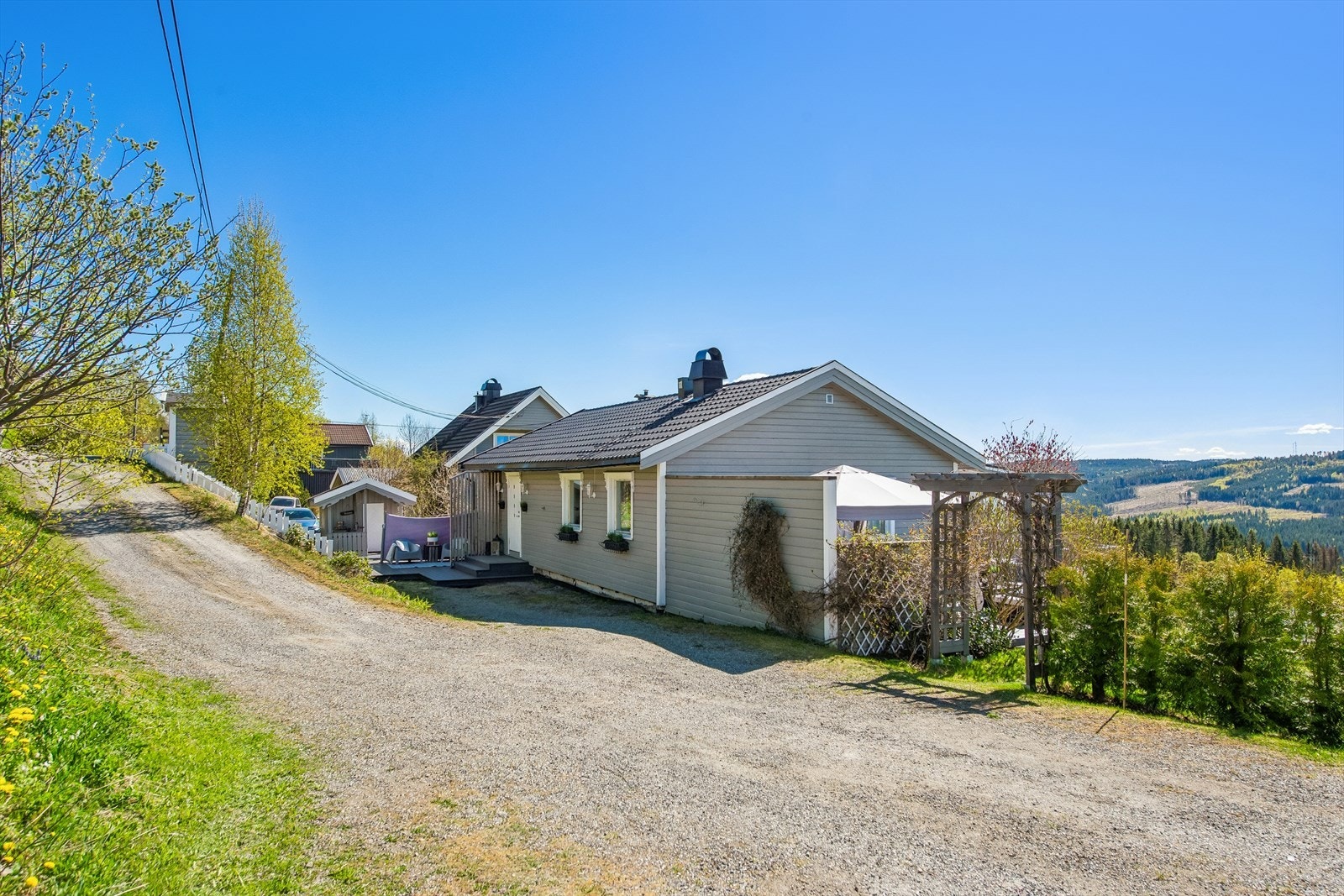 Gruset gårdsplass og en terrasseplatting på 21 m² ved inngangspartiet. Galleribilde