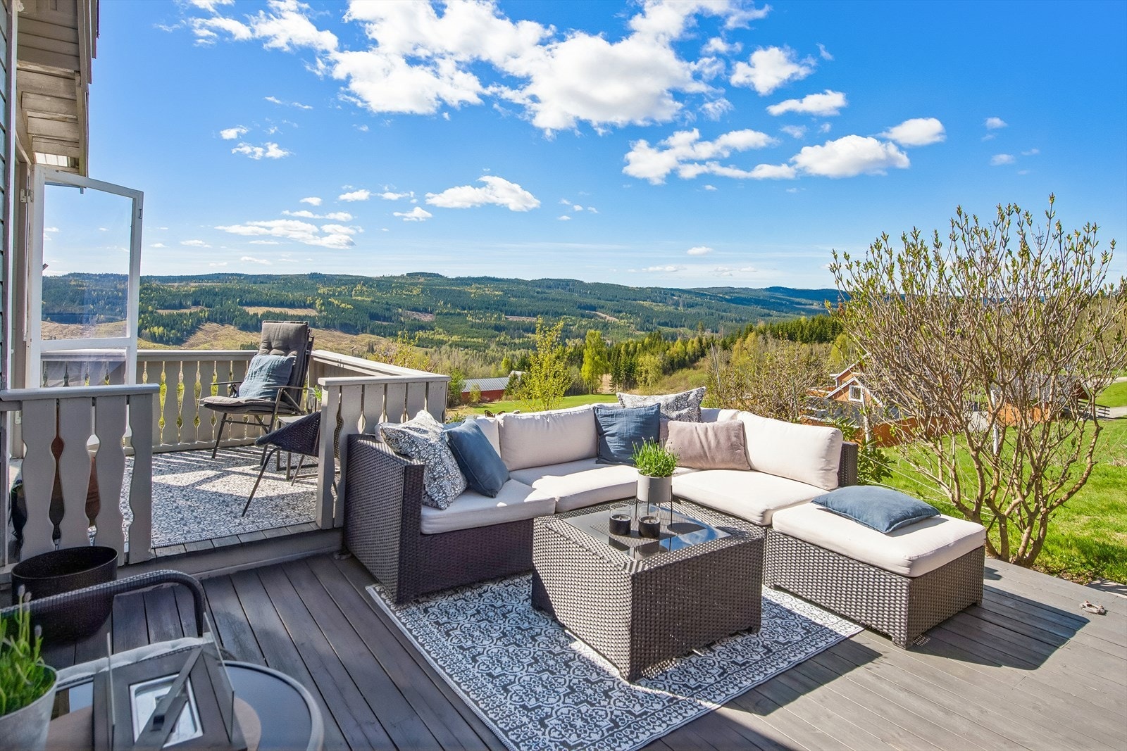 Fra stuen er det utgang til en stor, sørvestvendt terrasse på 36 m² med god plass til flere sittegrupper. Galleribilde