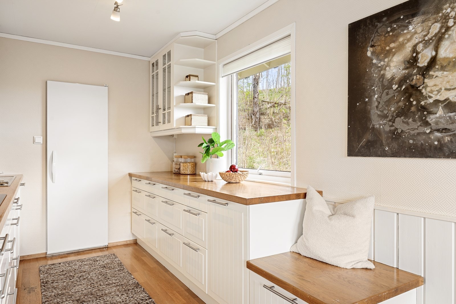 Benkeplate i heltre og delikate detaljer skaper et tidløst og innbydende uttrykk. Galleribilde
