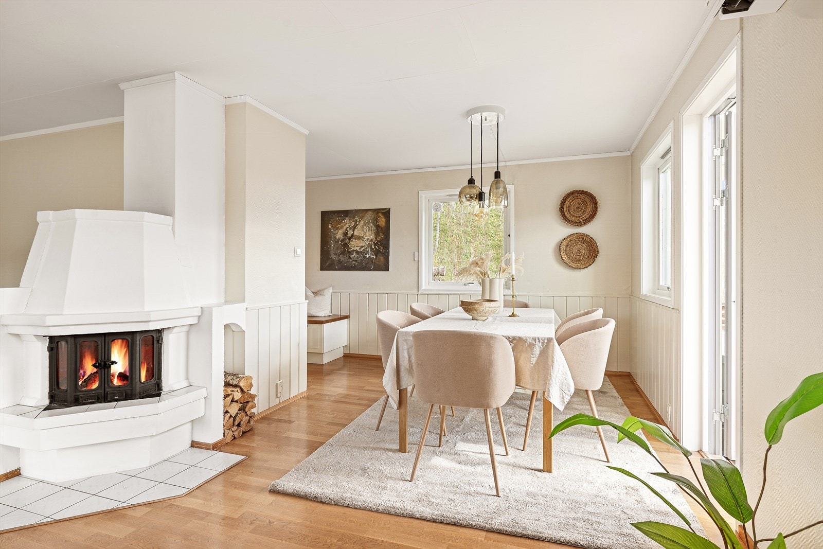 Boligen varmes opp med både vedfyring og varmepumpe, som gir en energieffektiv og behagelig oppvarming gjennom hele året. Galleribilde