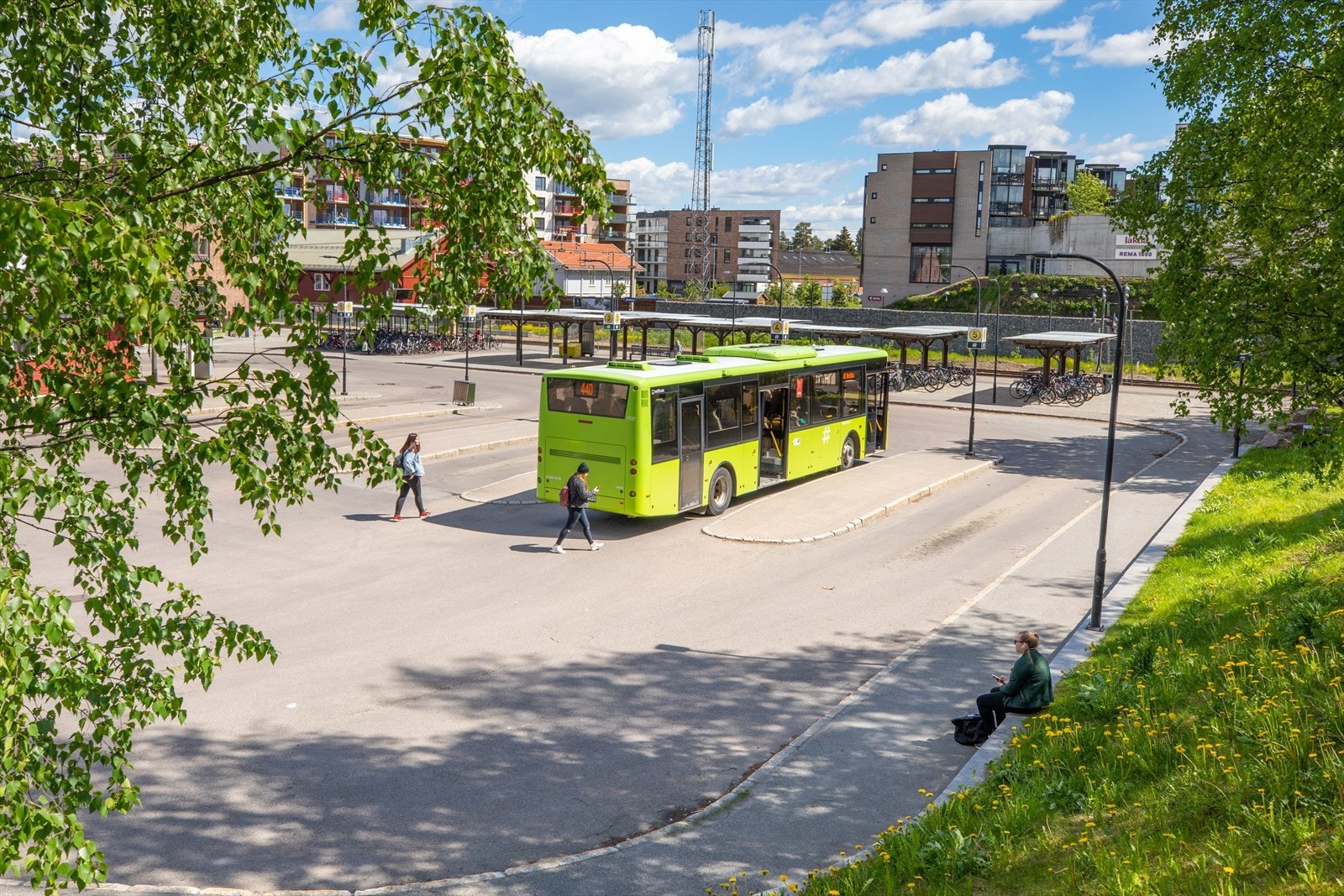 Jessheim Bussterminal ligger ved togstasjon og Jessheim Storsenter! Galleribilde