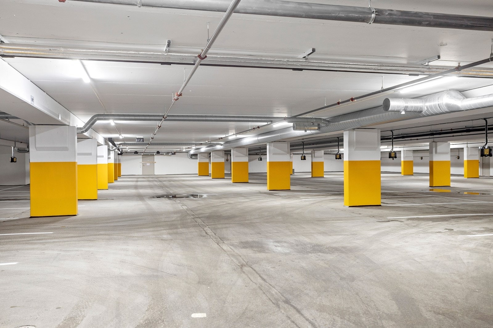 Garasjekjeller i bygget. Galleribilde