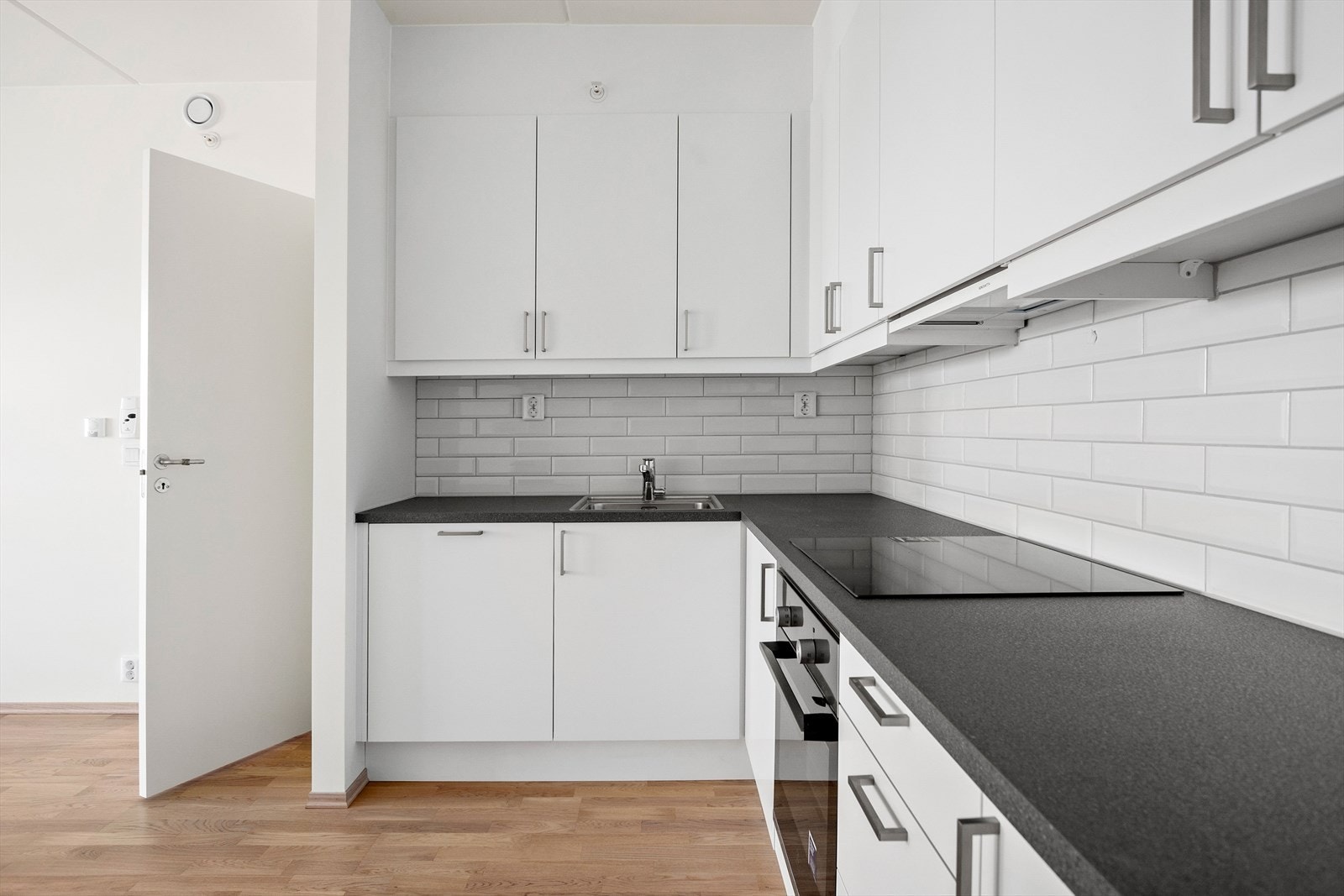 Oppvaskkummen er i rustfritt stål, og det er montert belysning under overskapene for praktisk arbeidslys. Ventilator i stål fra Røroshetta sørger for effektivt avtrekk. Galleribilde