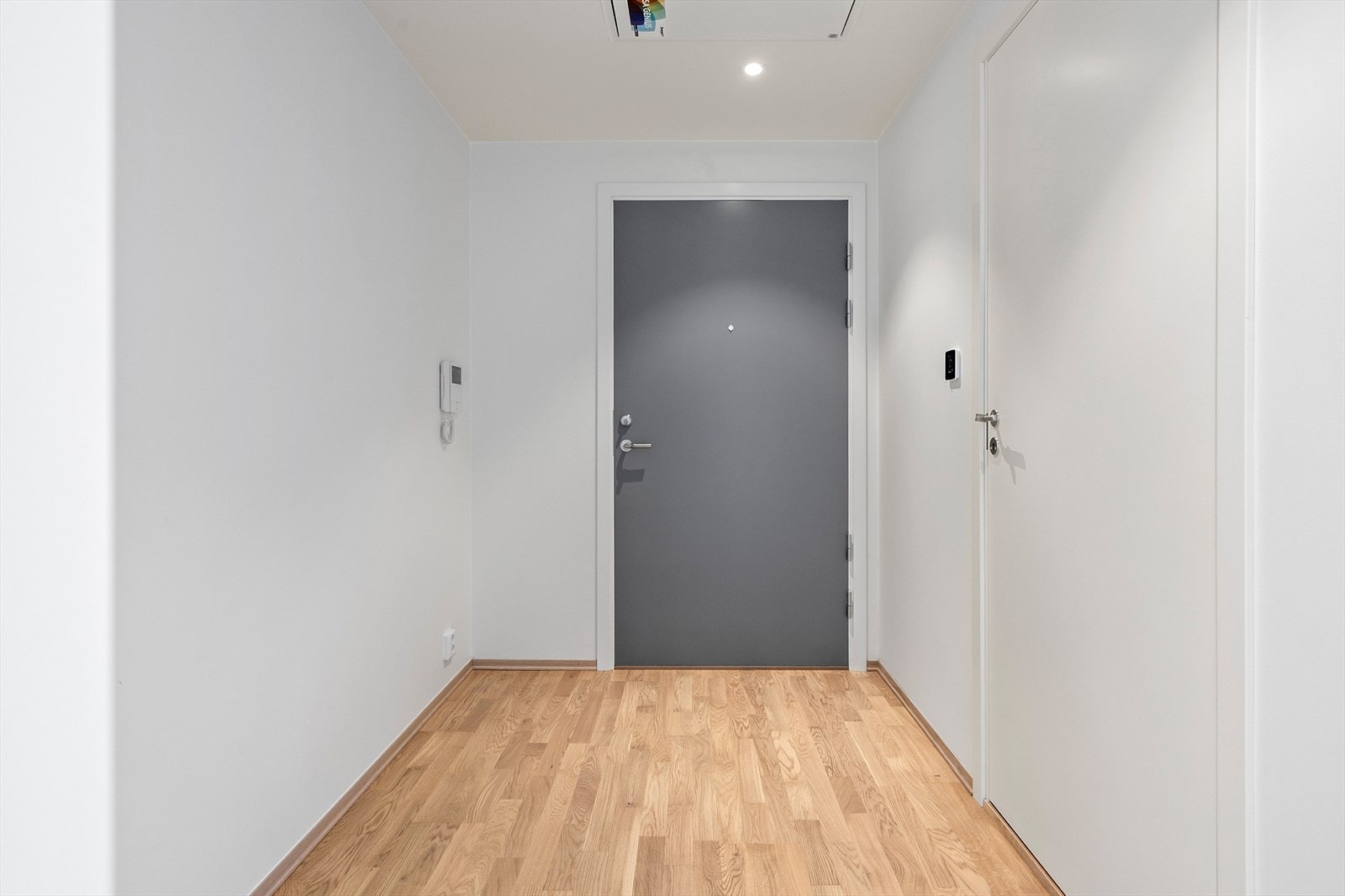 Lys og romslig entré som gir et godt førsteinntrykk når du kommer inn i boligen. Det er god plass til både sko og yttertøy. Galleribilde