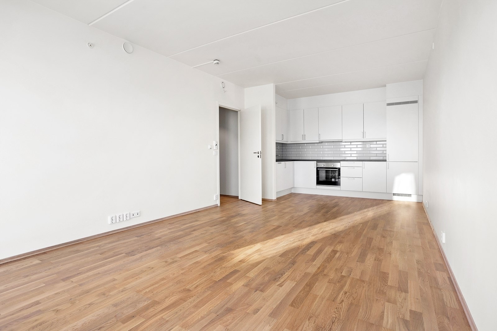 Det skapes en naturlig atmosfære for sosialt samvær i rommet, og det er godt med plass for både spisestue, sofakrok og annet møblement. Galleribilde