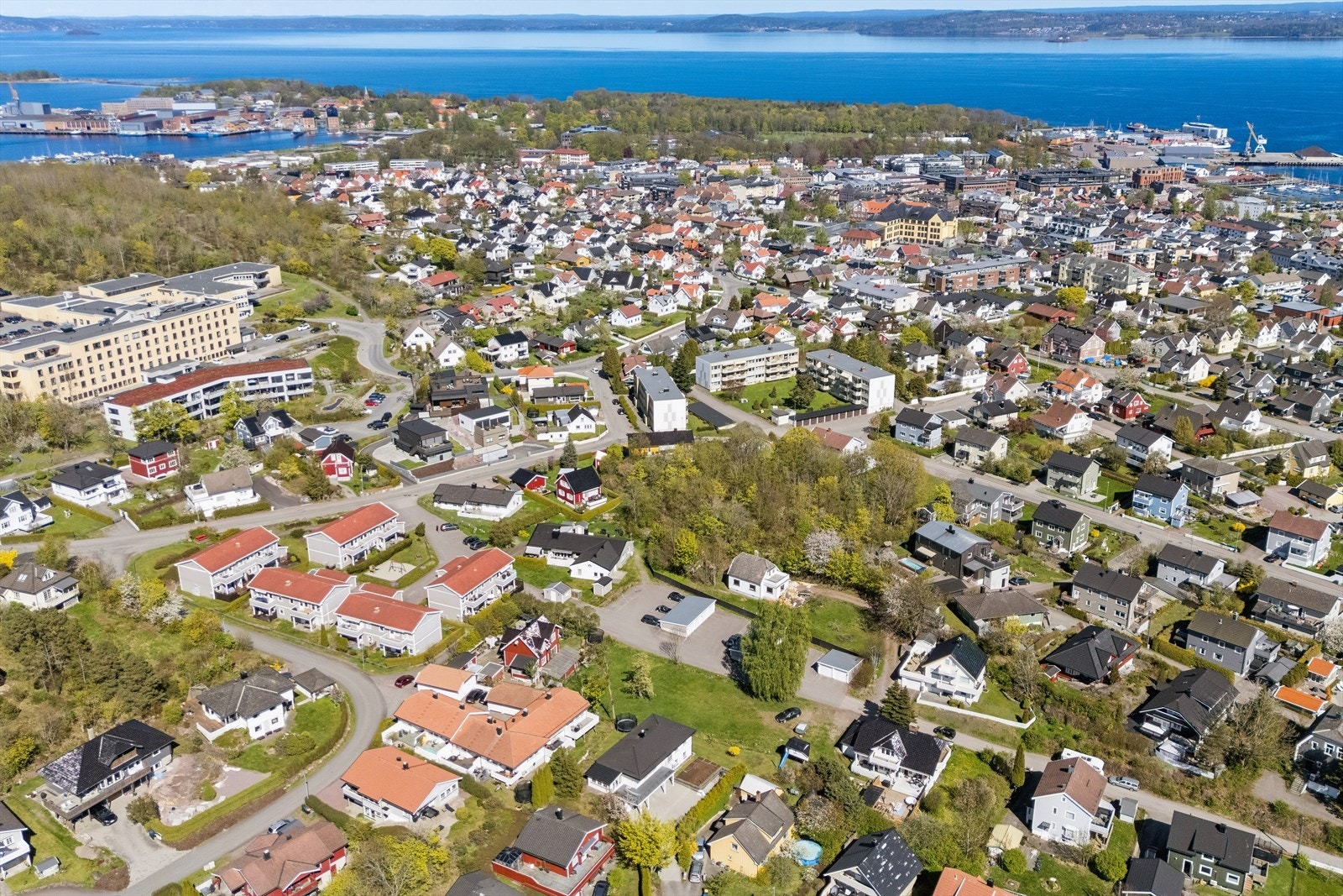 Gangavstand til både skoler, barnehage, tur- og leke-områder, bussholdeplass, apotek, dagligvare med Coop Extra, Rema 100 og Kiwi samt Horten sentrum Galleribilde