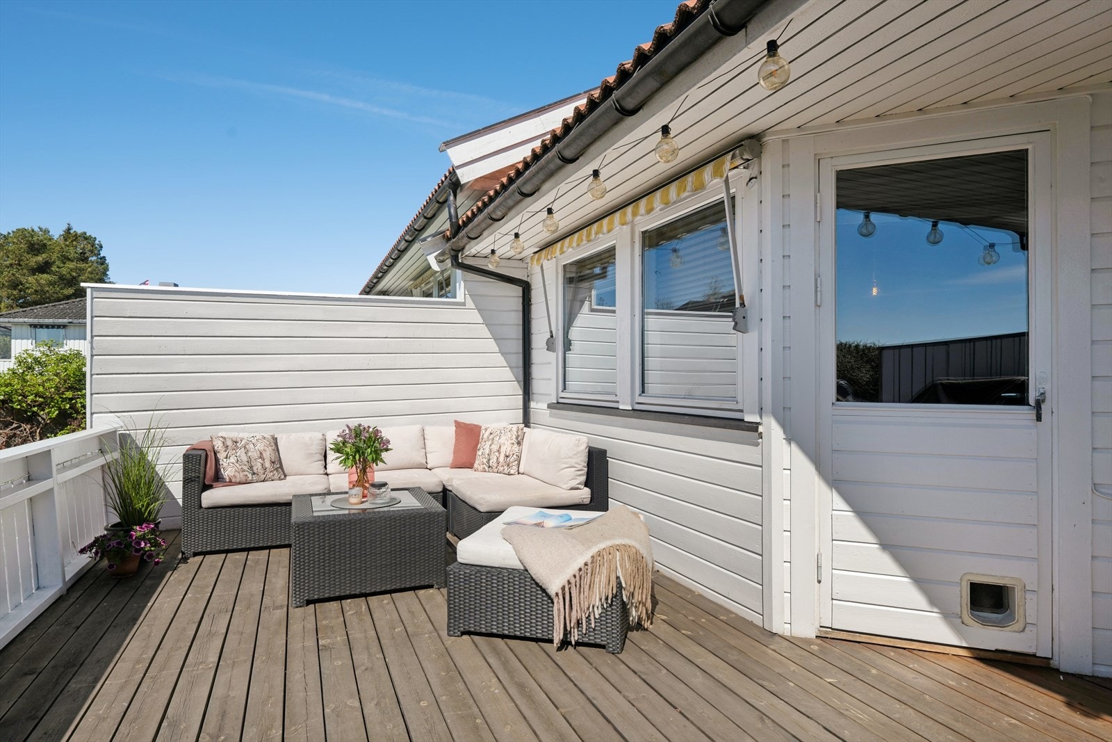 Stor, solrik terrasse med herlige solforhold og god plass til avslapning Galleribilde