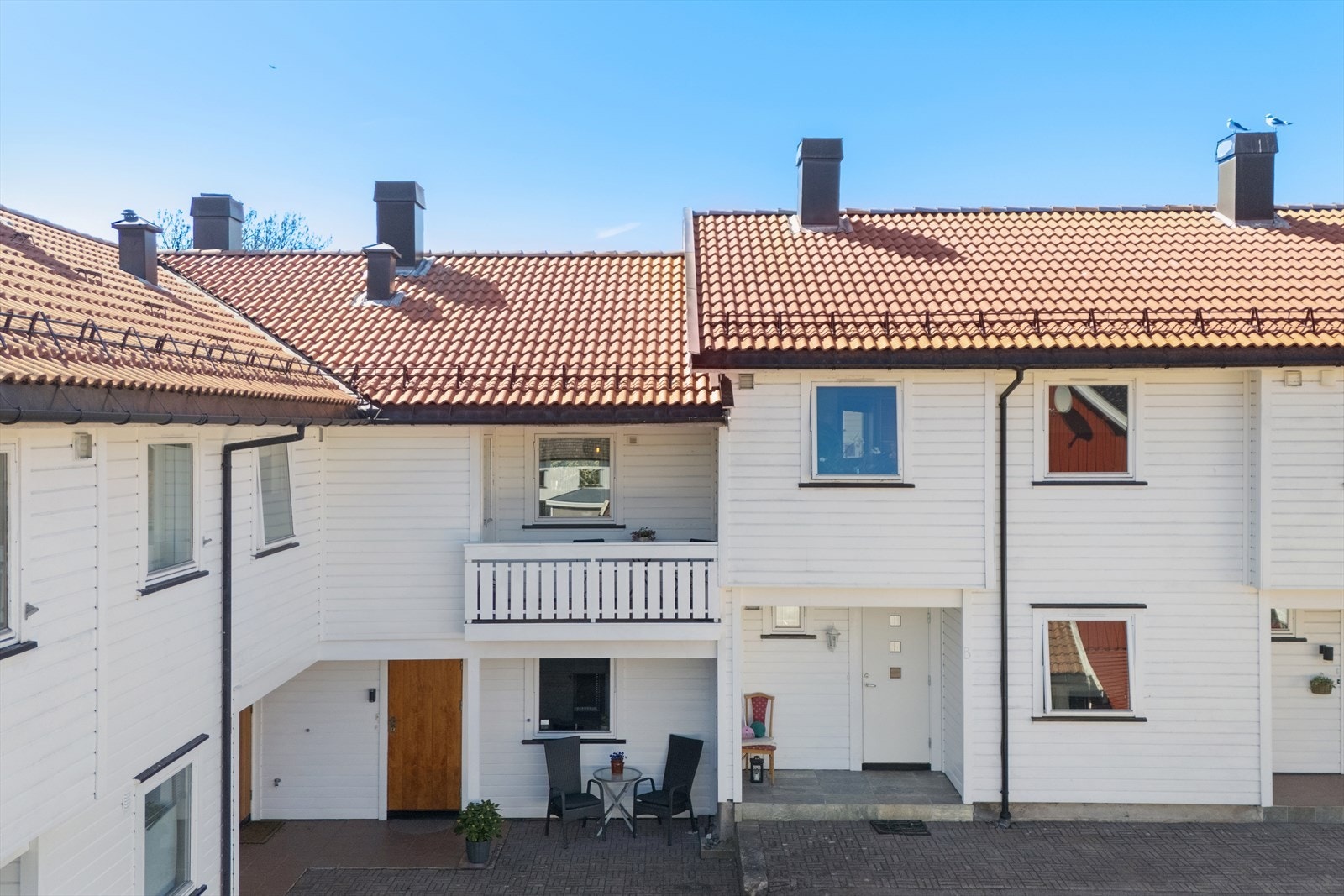 Leiligheten går over to etasjer og har egen inngang i steinlagt inngangsparti Galleribilde