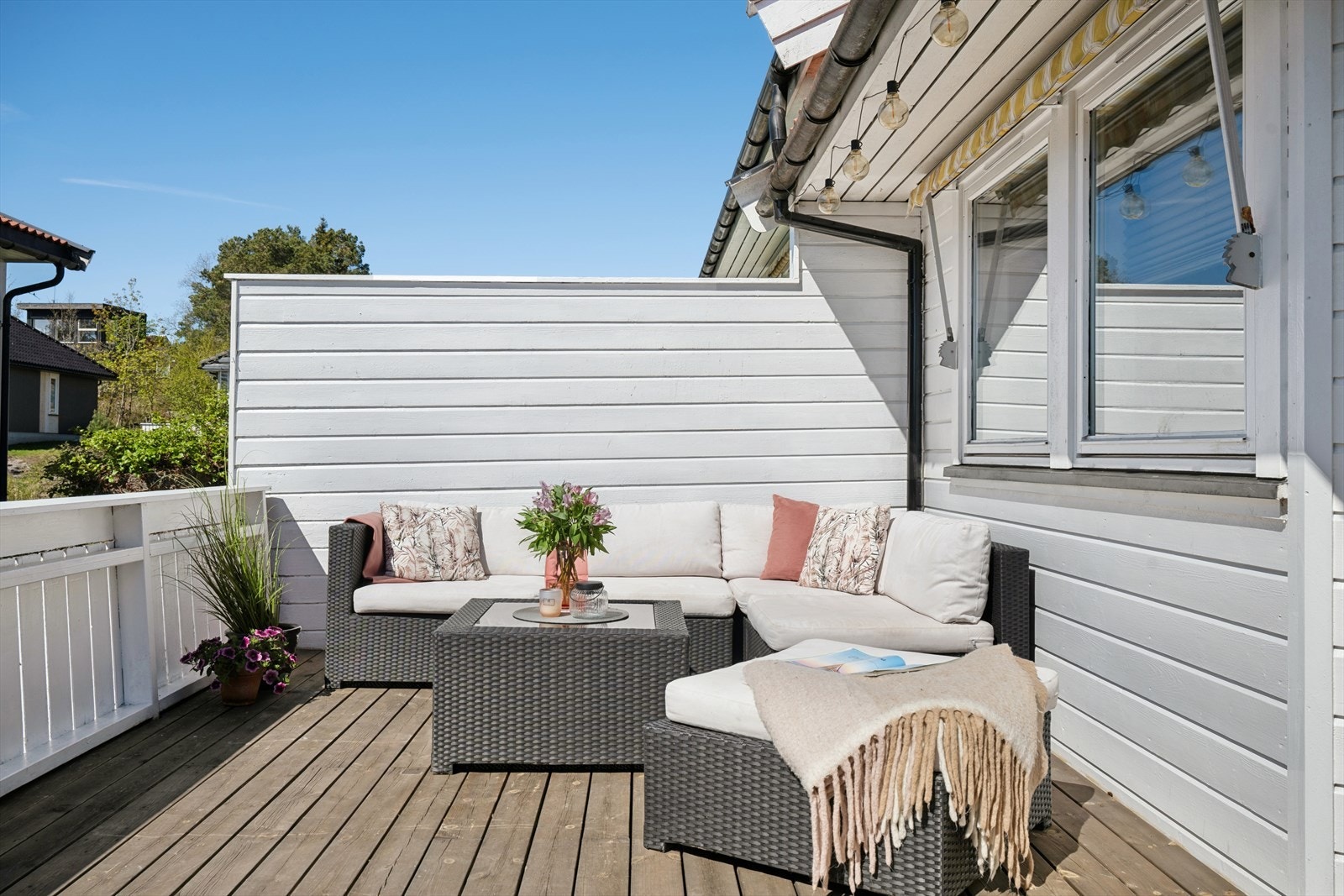 Direkte utgang fra stuen til vestvendt terrasse Galleribilde