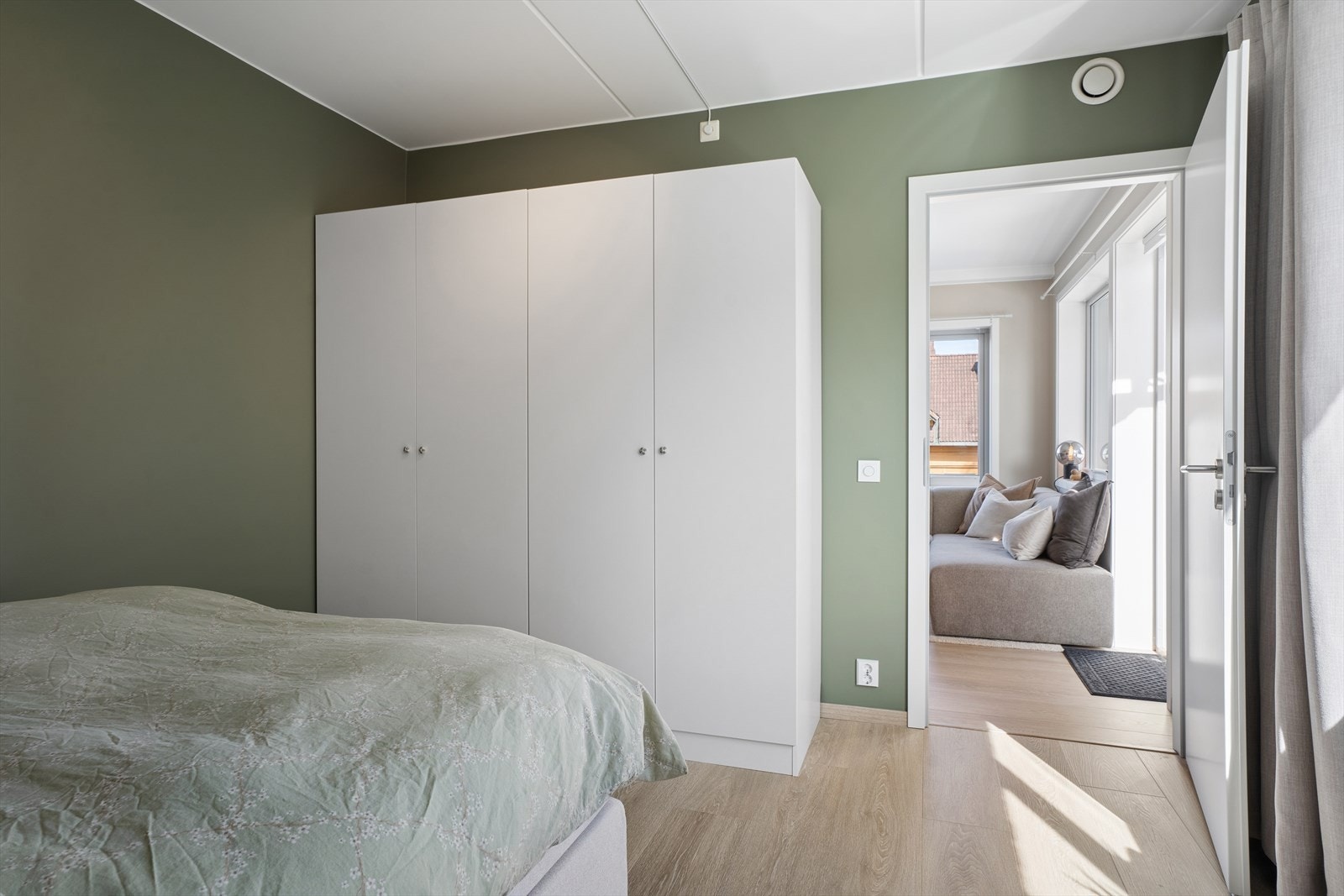 Rommet har plass til dobbeltseng, nattbord og garderobeskap med gode oppbevaringsmuligheter. Galleribilde