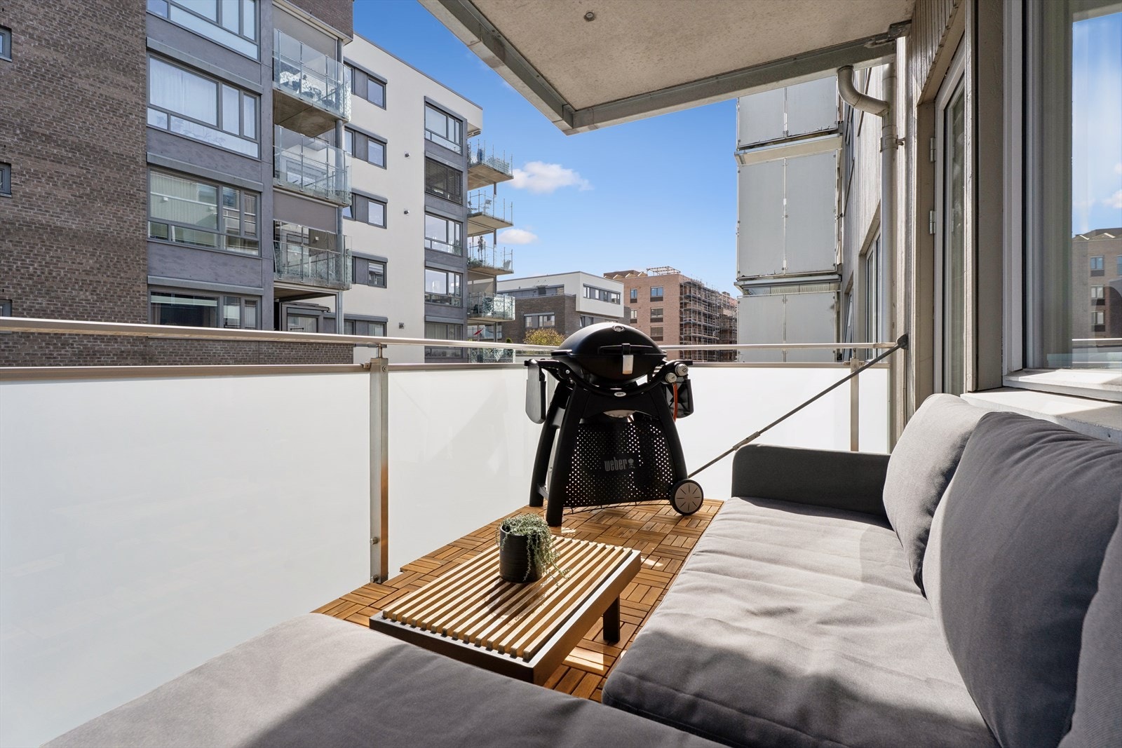 Uteplassen er solid konstruert i betong og har god plass til grill og utemøbler. Galleribilde