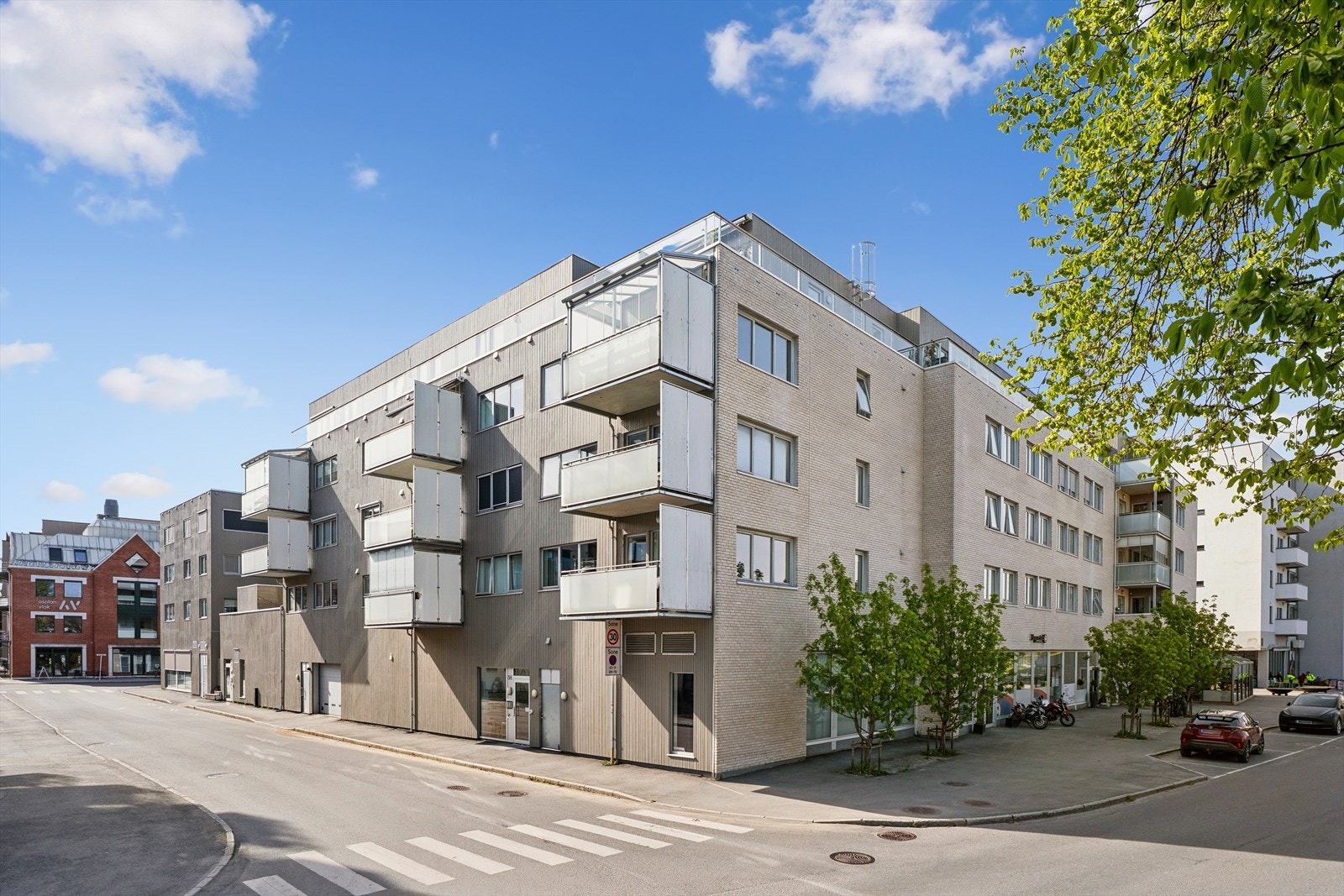 Dette er en lys og innbydende leilighet som har en praktisk planløsning i et bygg fra 2014 med heis og garasjeplass i felles garasjeanlegg. Galleribilde