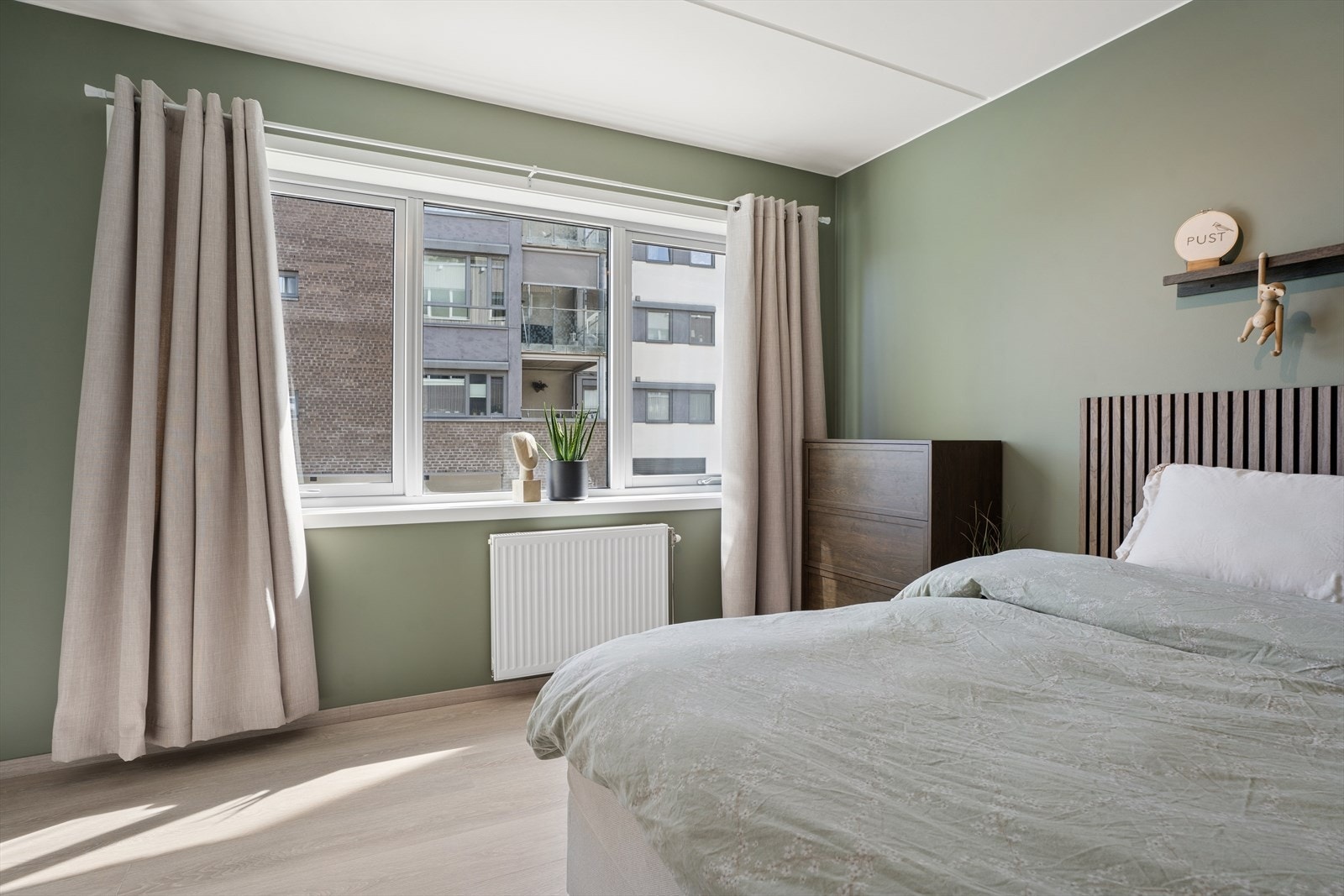 Videre byr leiligheten på ett romslig soverom. Galleribilde