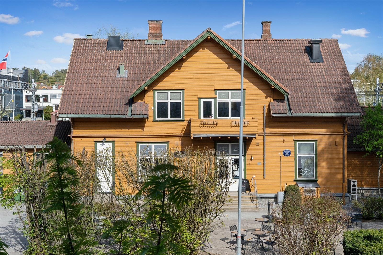 Med kun to minutters gange til Ås stasjon er kommunikasjonsmulighetene utmerkede. Galleribilde