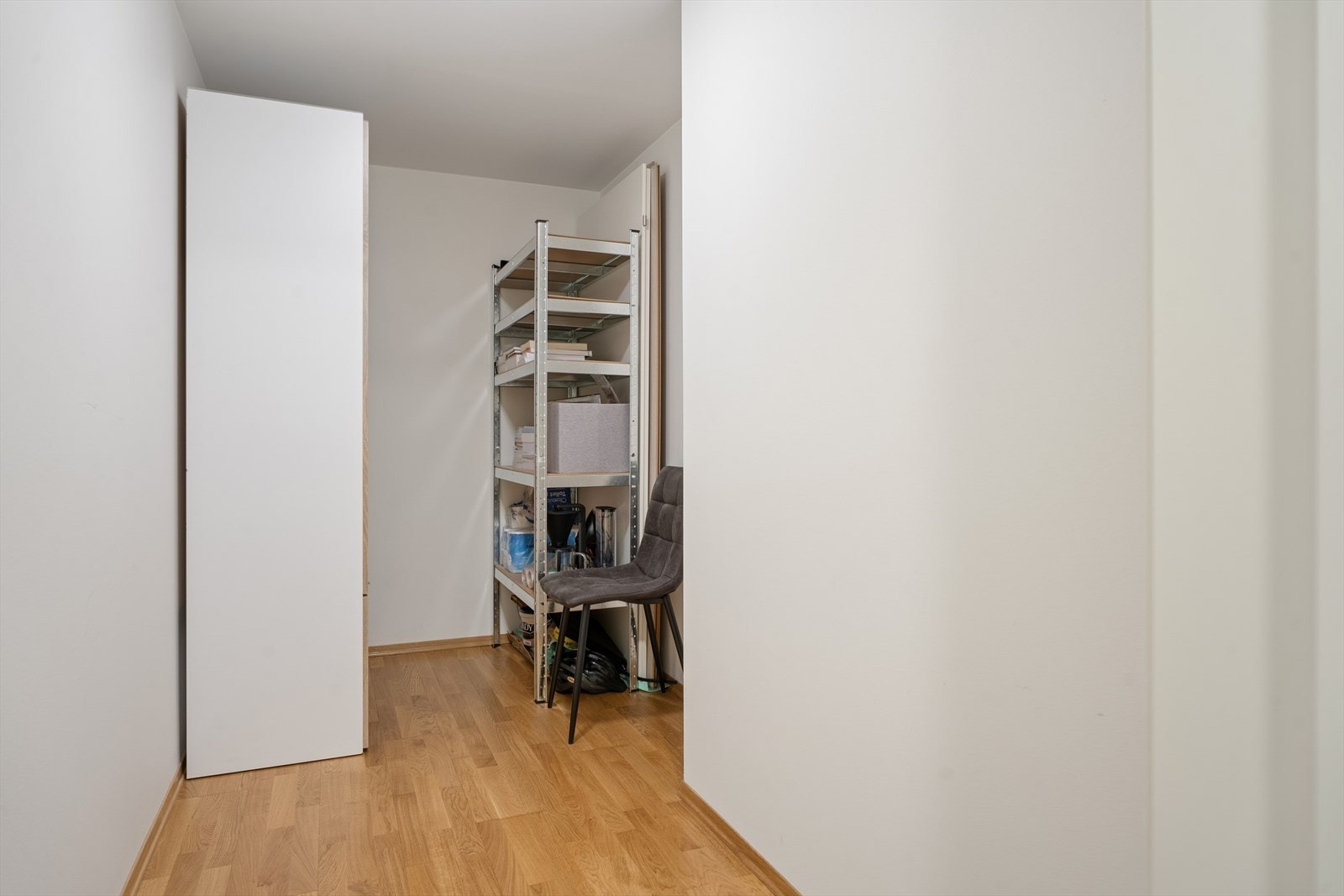En praktisk, separat bod på samme etasjeplan gir rikelig med ekstra lagringsplass. Galleribilde