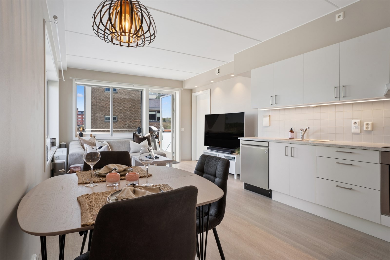 Den åpne løsningen gir god plass til både spisebord og sofagruppe. Galleribilde
