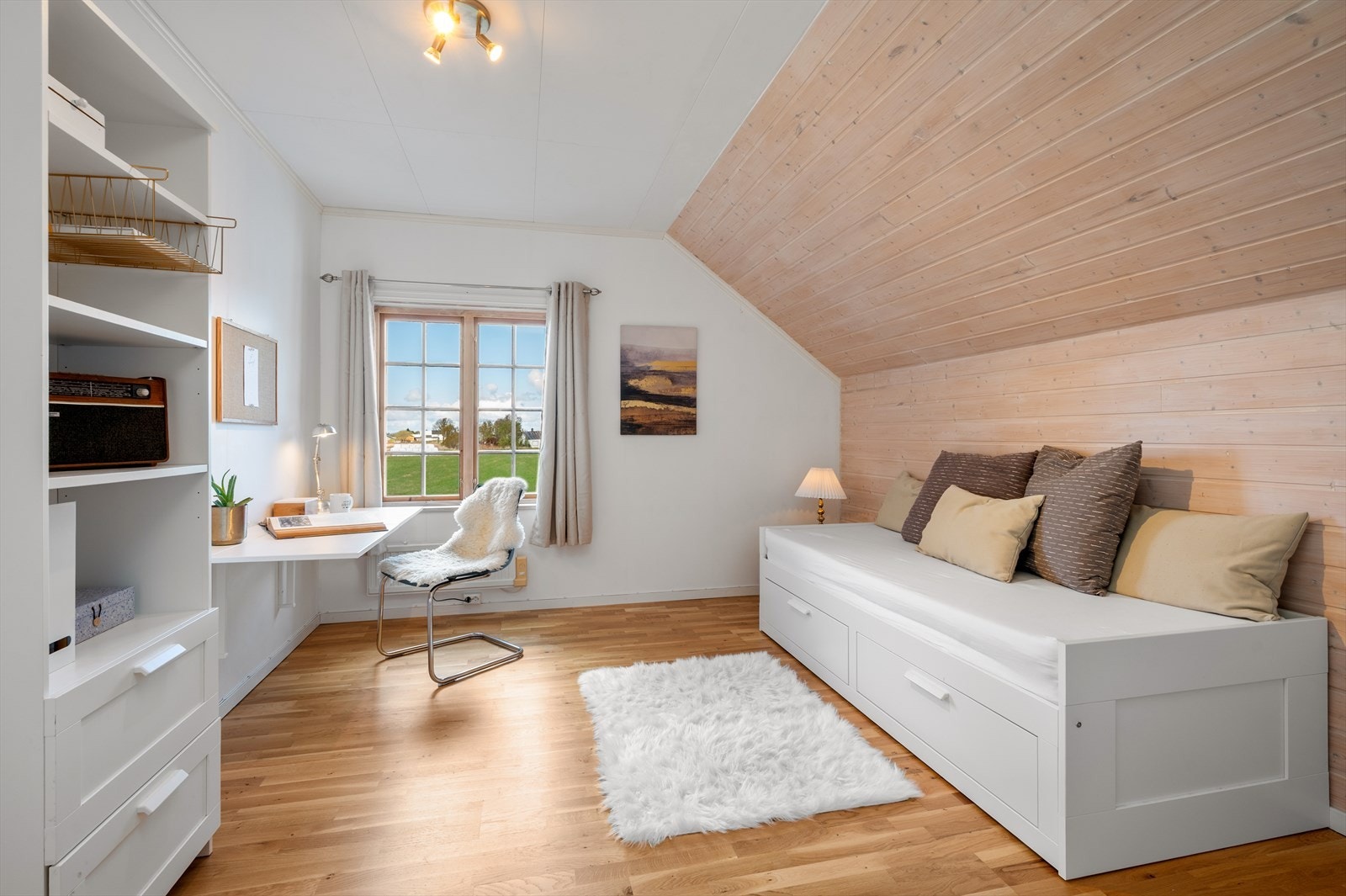Det ene soverommet er i dag brukt til gjesterom/kontor. Det fjerde soverommet finner du i 2.etg på garasjen. Galleribilde