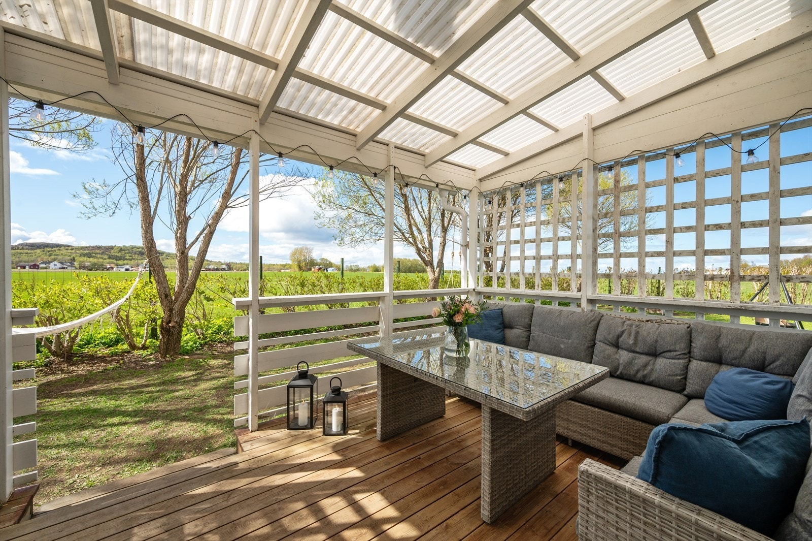 Her får du 11m² overbygd terrasse med god plass til ønsket utemøblement. Galleribilde