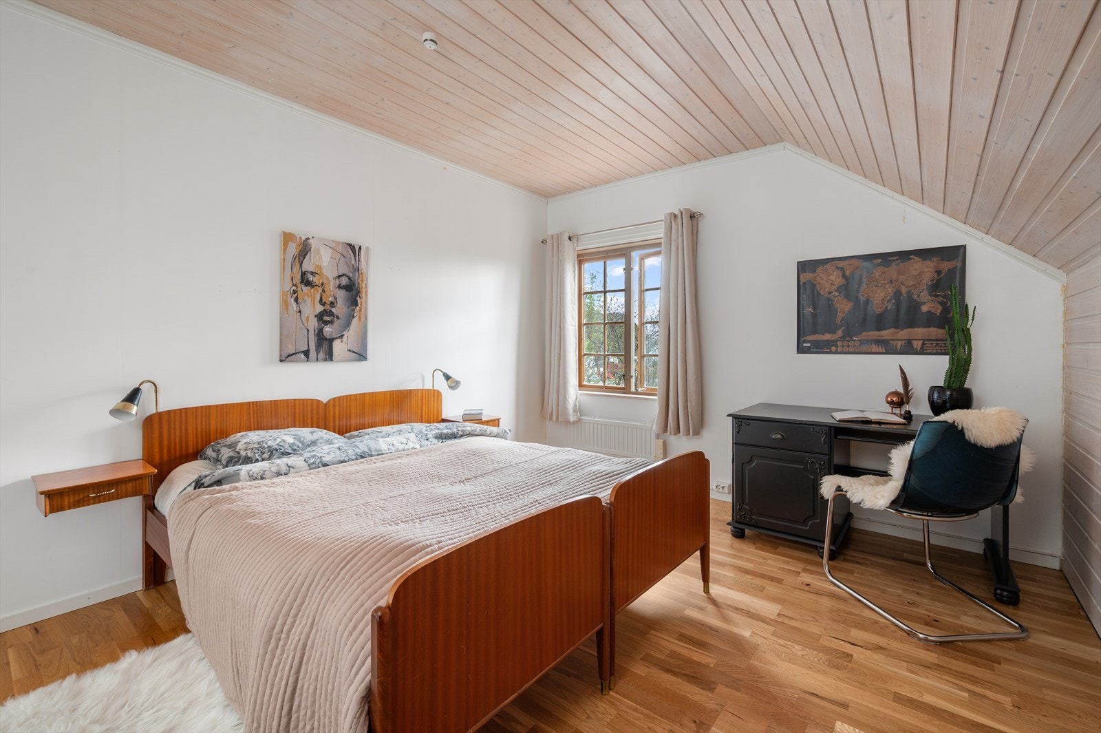 I 2. etg i huset finner du 3 soverom på hhv. 13, 14 og 14,1m². Galleribilde