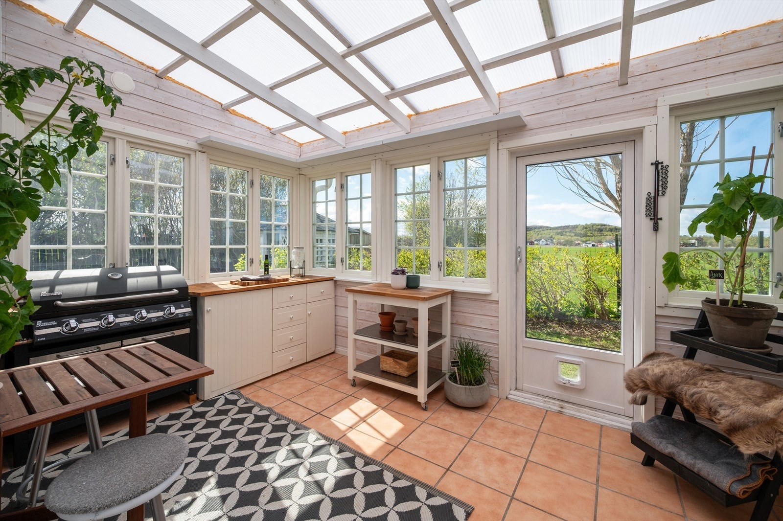 Vinterhagen kan brukes som en kjøkkenhage og grillområde. Perfekt på sommerdager. Galleribilde