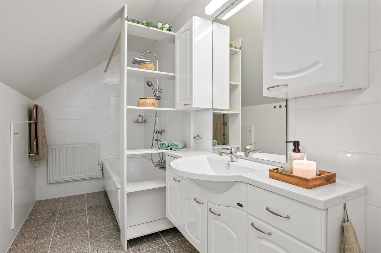 Badet i 2. etg er på ca 7m² og er utstyrt med bla. toalett og badekar. Galleribilde