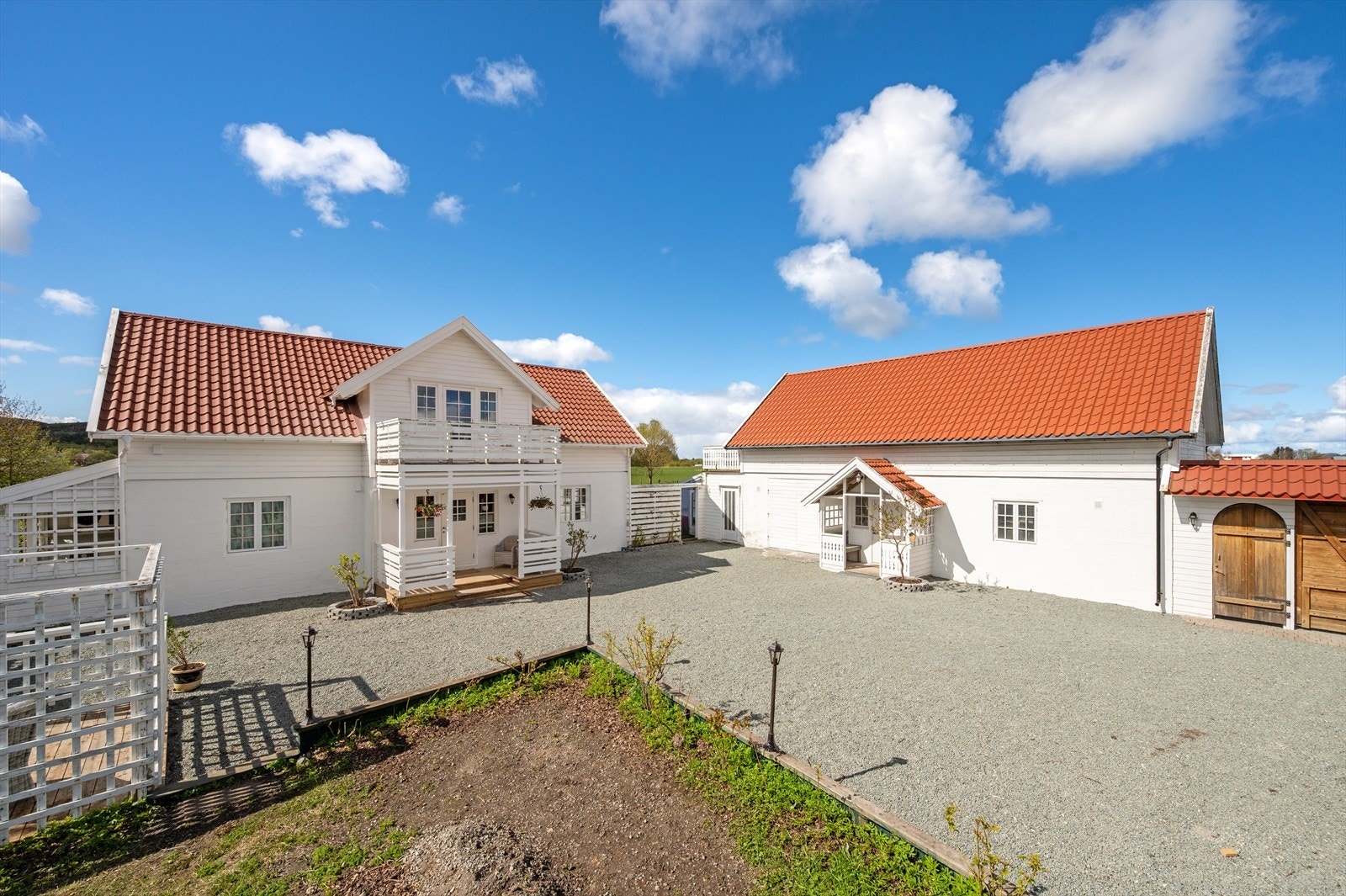 En stor og innholdsrik familiebolig med idyllisk beliggenhet på Opphaug. Galleribilde