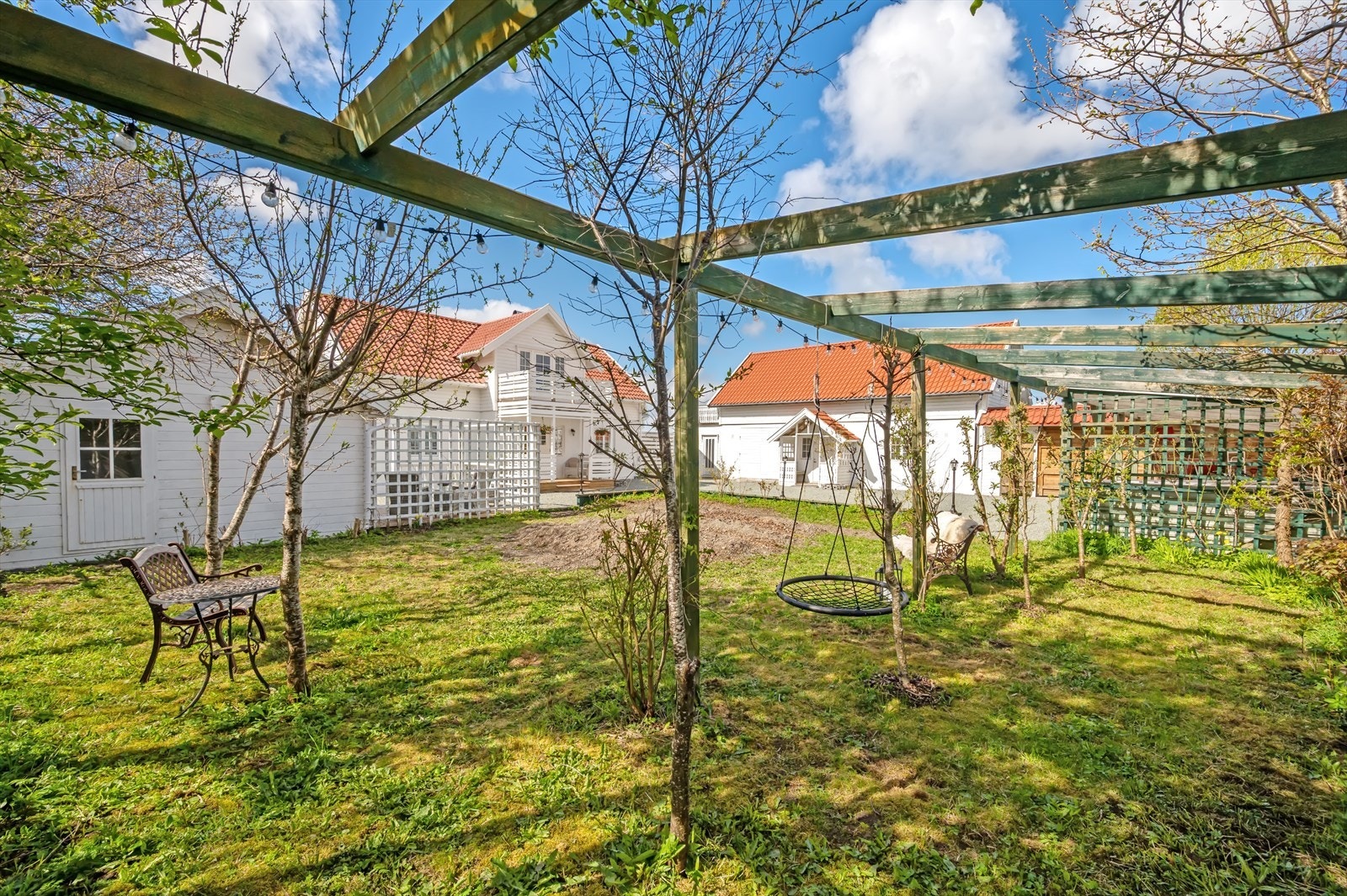 Eiendommen på nesten 1,5 mål har flotte opparbeidede uteområder med boltreplass for både store og små. Galleribilde