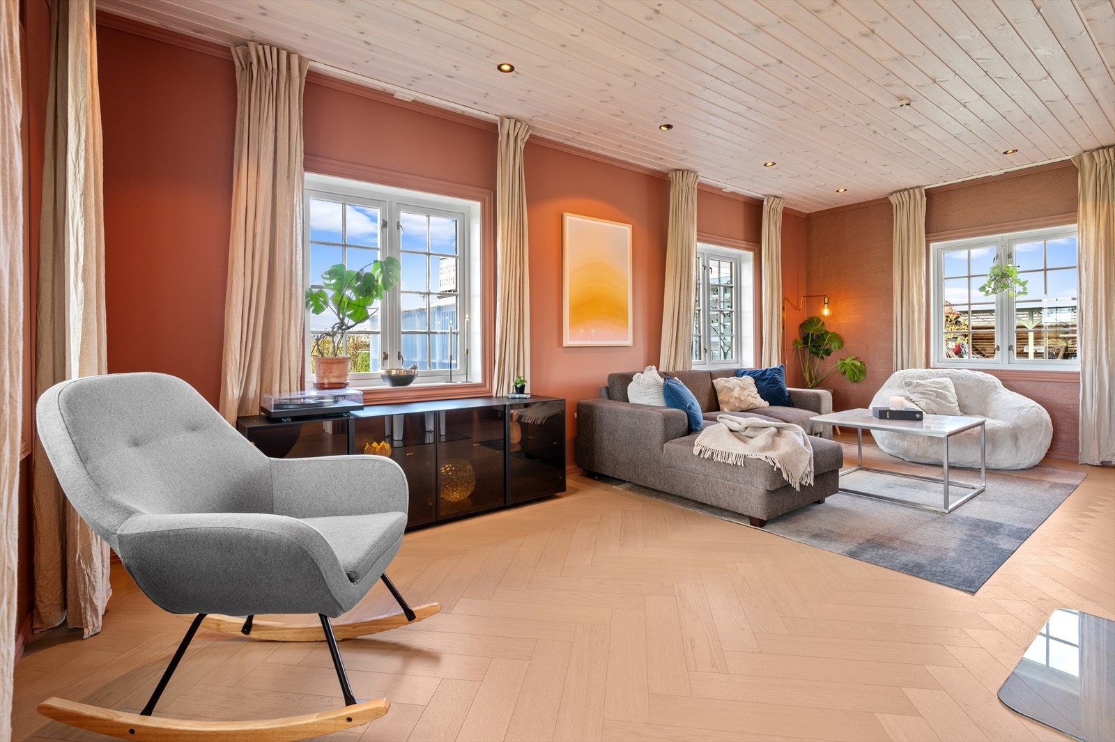 Stuen er på 25m² og har gode lysforhold. Galleribilde