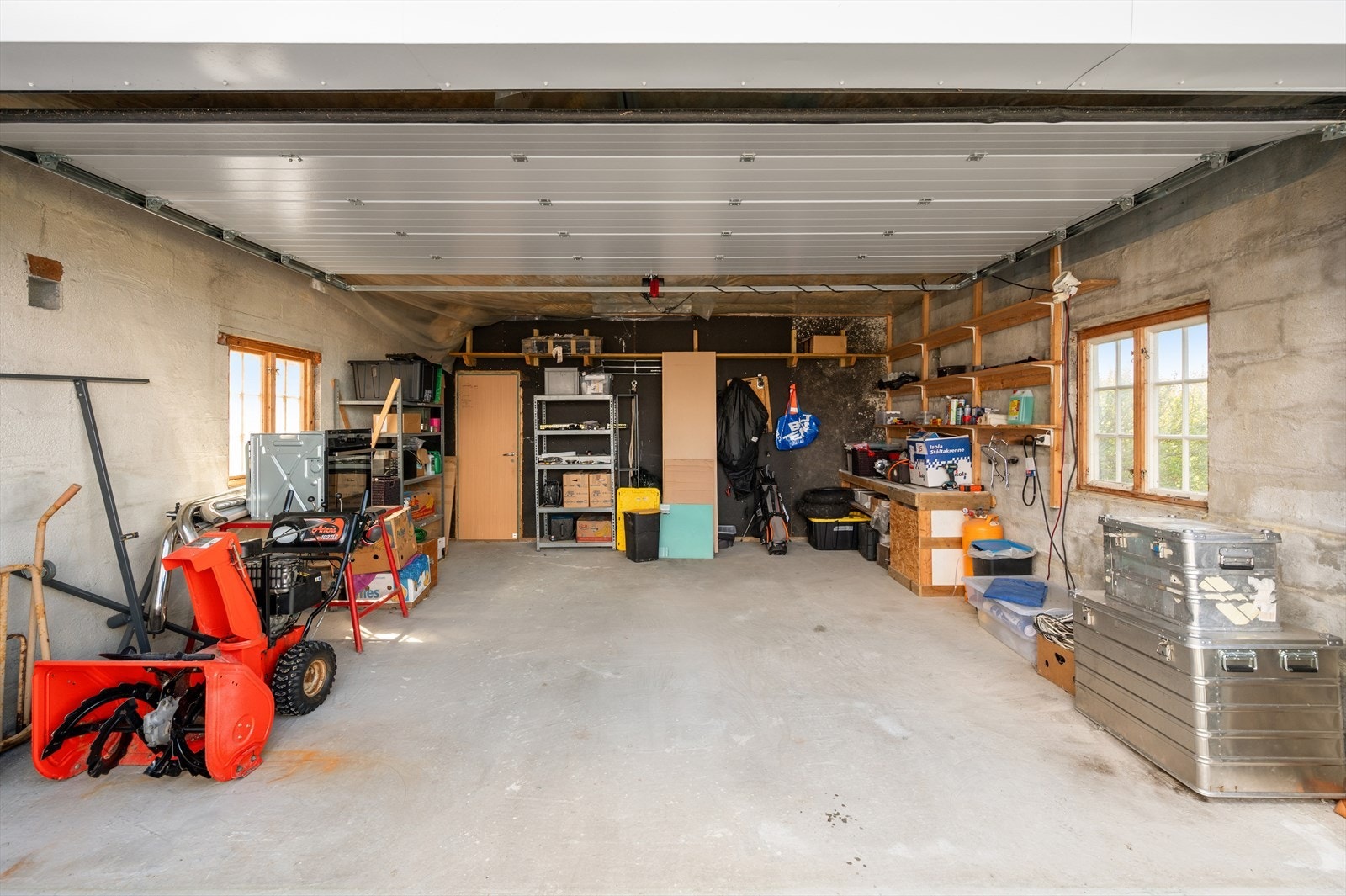 Boligen har rikelig med lagringsplass i både ett anneks og her i garasjen 35m². Galleribilde