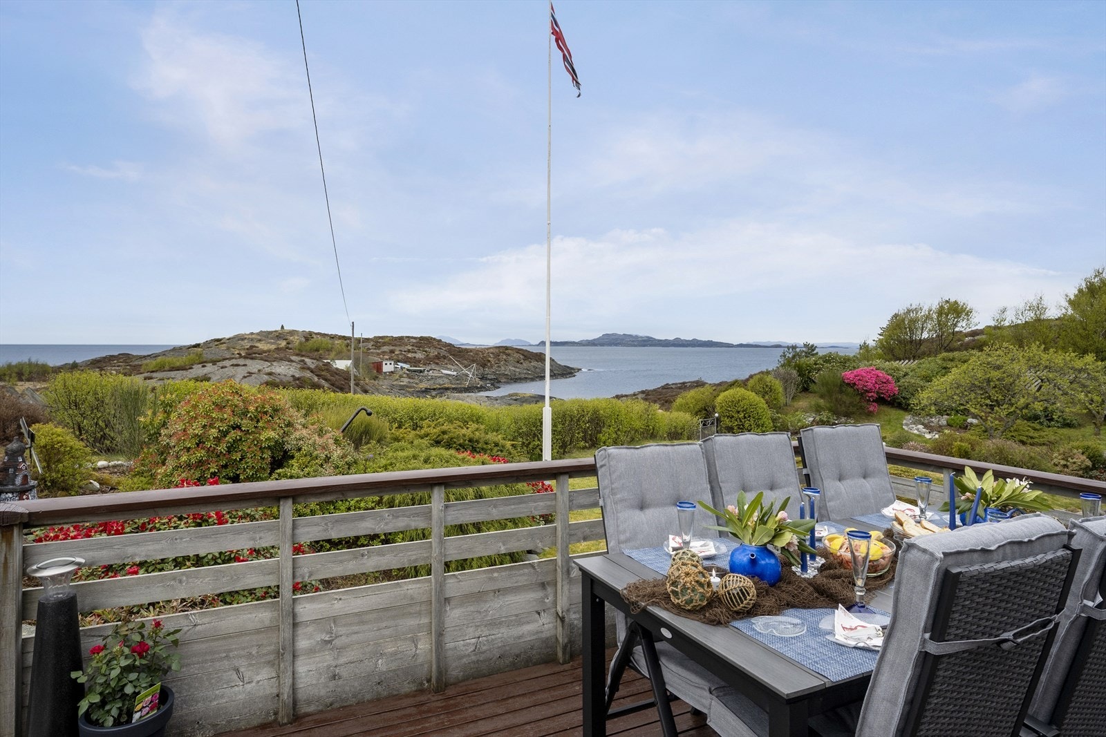 Frå terrassen kan ein nyte utsikta mot Stavfjorden og havet. Galleribilde