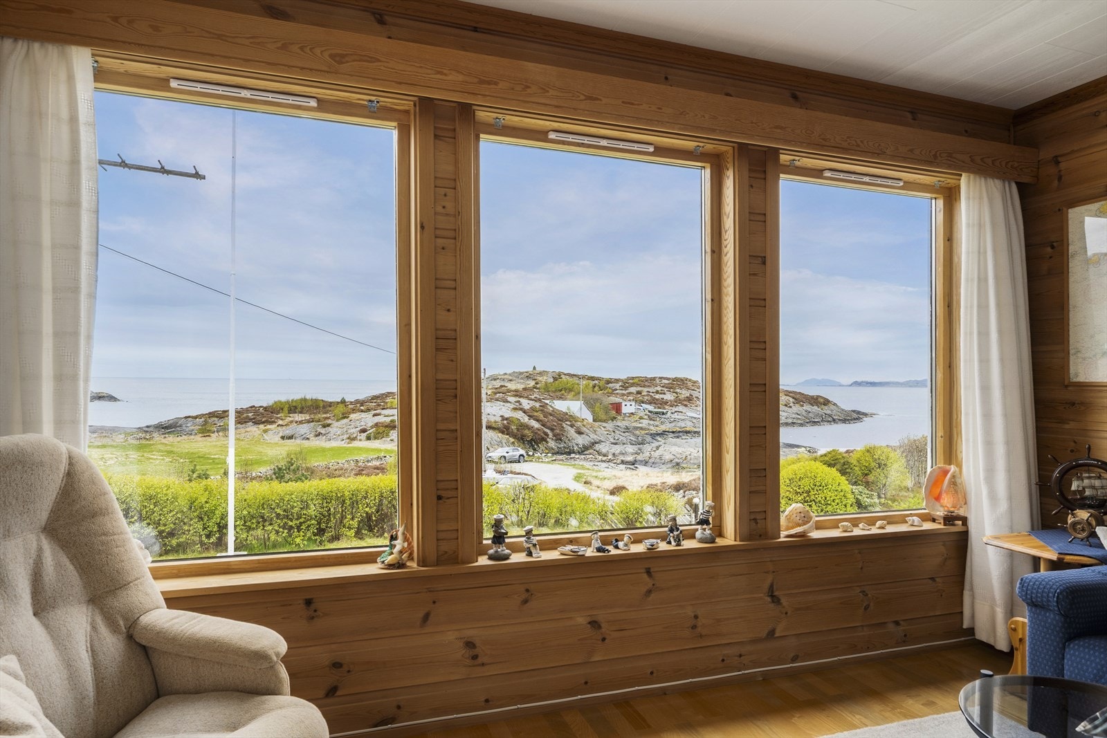 Utsynet mot Stavfjorden og skipsleia er ein sentral kvalitet ved eigedommen. Her går det nokre store skip forbi. Galleribilde