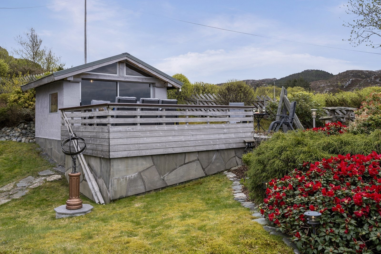 Grillstova vil du truleg like. Den vart oppført i 2009 og er bygd med natursteinsforblending og har tak av skiferheller. I framkant er det terrasse på omlag 12 kvm. Galleribilde