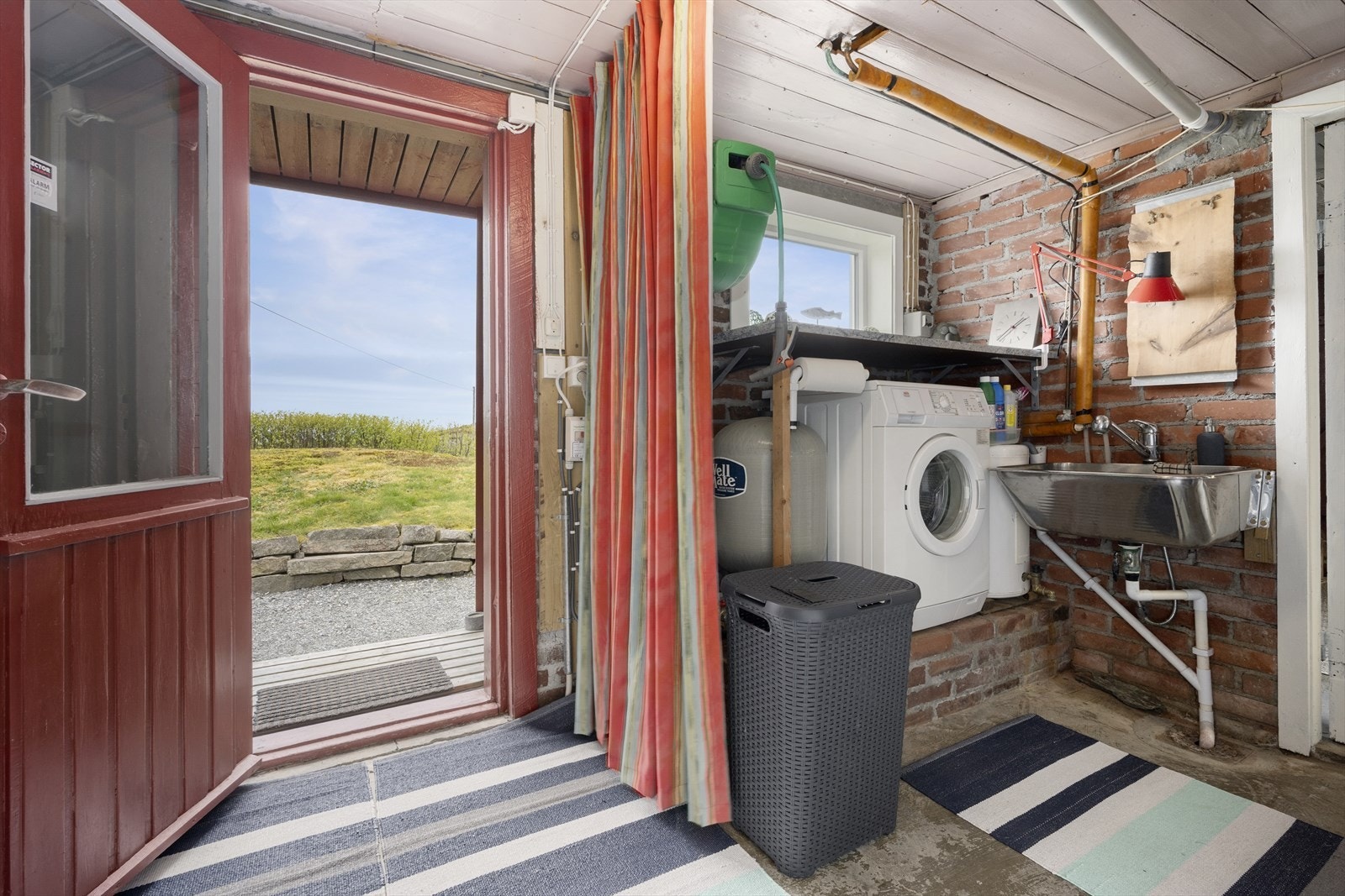 Praktisk vaskekjellar med betonggolv, skyllekar i stål og opplegg for vaskemaskin. Her er det greit å gå inn etter fisketuren. Galleribilde