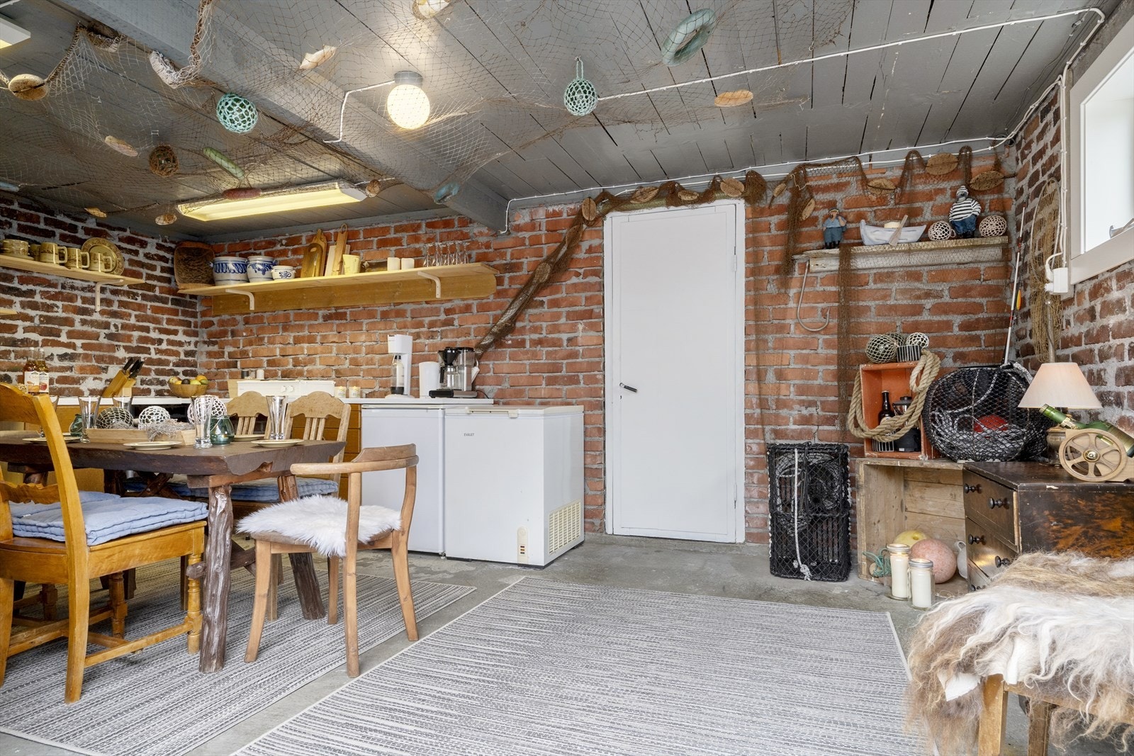 Her er sjølvsagt innlagt straum. Den fine pynten er svært fint tilpassa rommet og omgjevnadane. Galleribilde