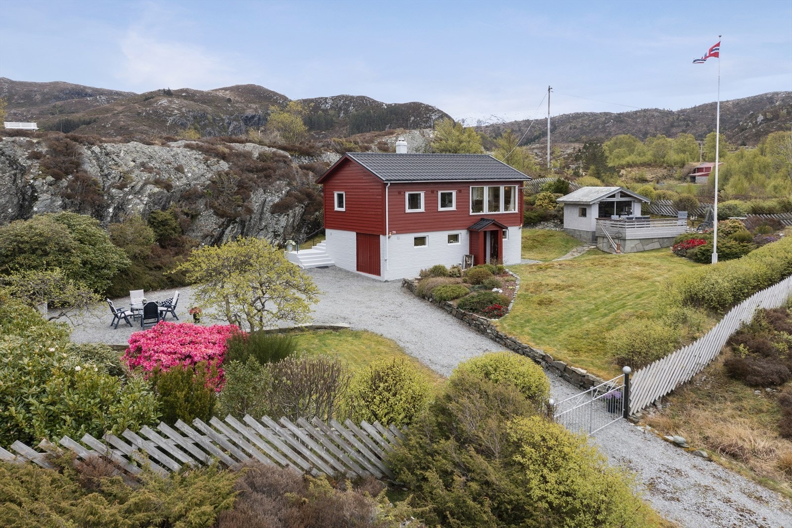 Eigedomen har vore i same familie sidan 1990. Du vil truleg skjøne att dei har vore glade i hytta si. Galleribilde