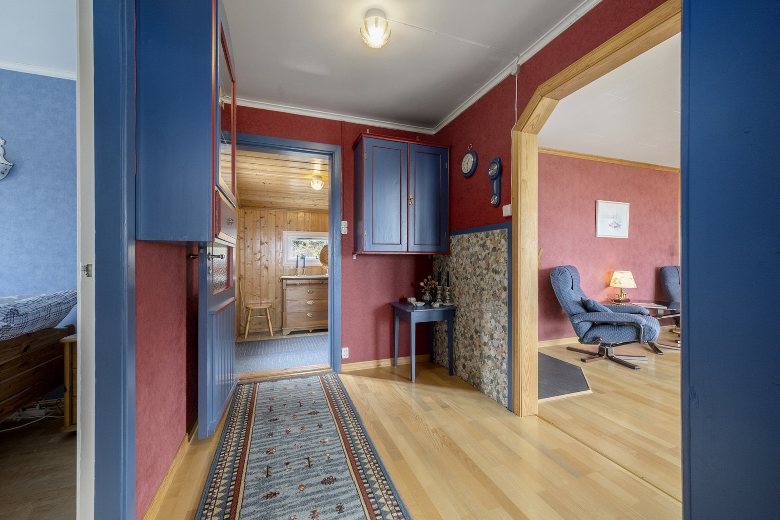 Frå gangen er det tilkomst til både stove, kjøkken og soveromsavdeling. I enden er det entrè og bad. Galleribilde