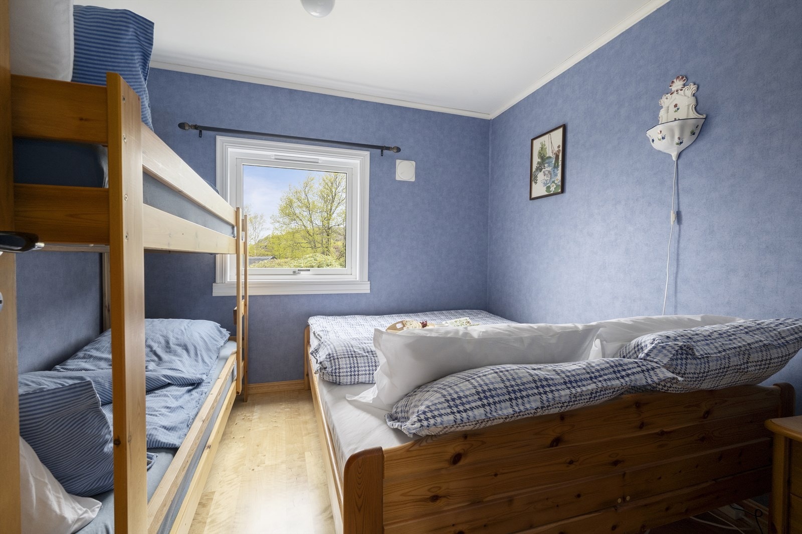 Det er to soverom i 1.etasje og eitt rom innreiia som soverom i kjellaren. I dag er hytta innreiia med 11 sengeplassar. Galleribilde