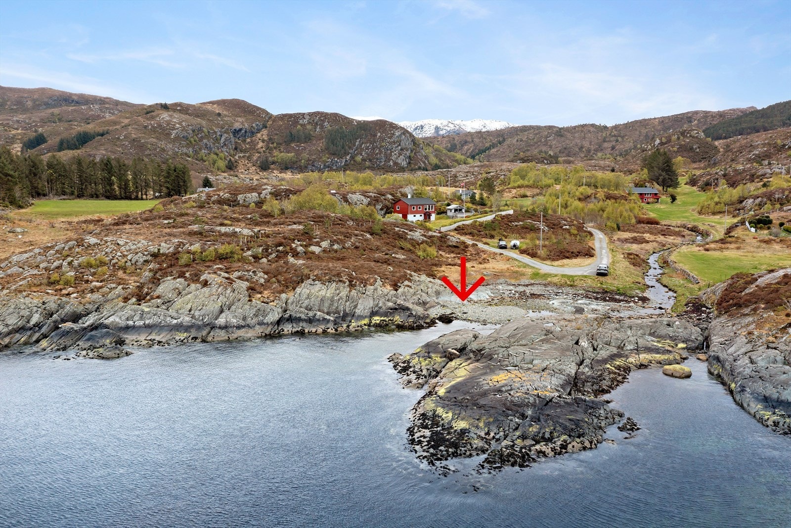 Kystlandskapet her ute byr deg på flotte natur- og friluftsopplevingar. Både til fots og til sjøs. Eigedomen har rett til båtstø i Vågafjæra. Galleribilde