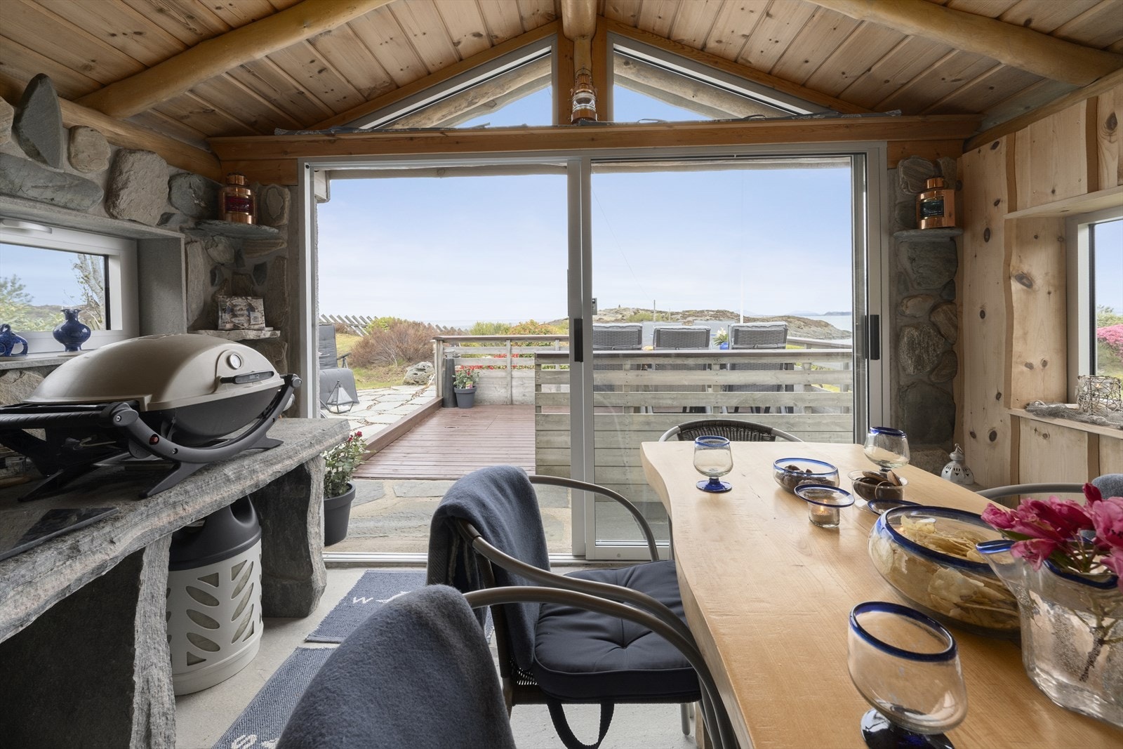 Skyvedør i aluminium med store glasflater, opnar opp mot terrassen og utsynet. Galleribilde