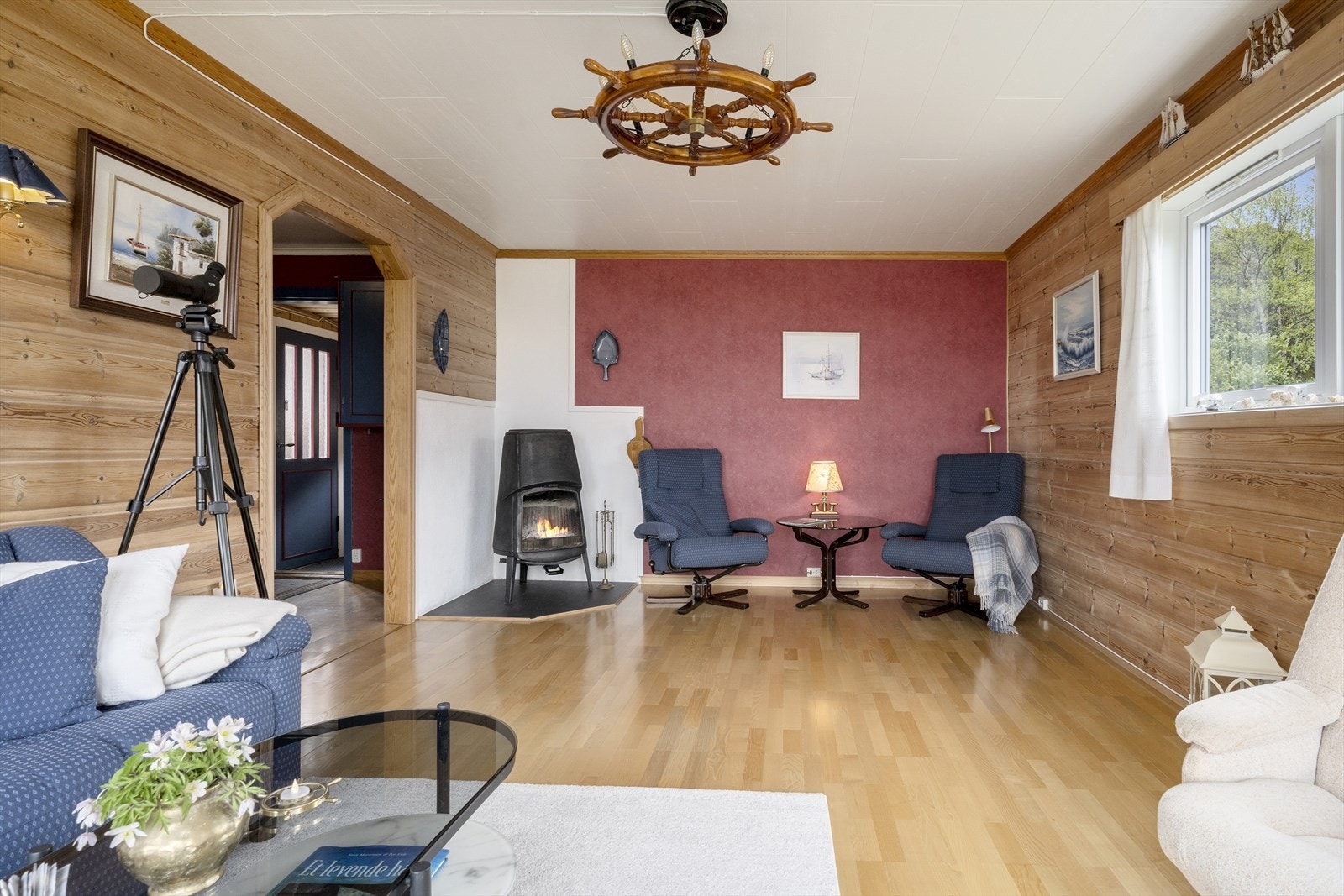 Ein vedomn montert på steinplate sørgjer for ekstra varme og hygge. Galleribilde