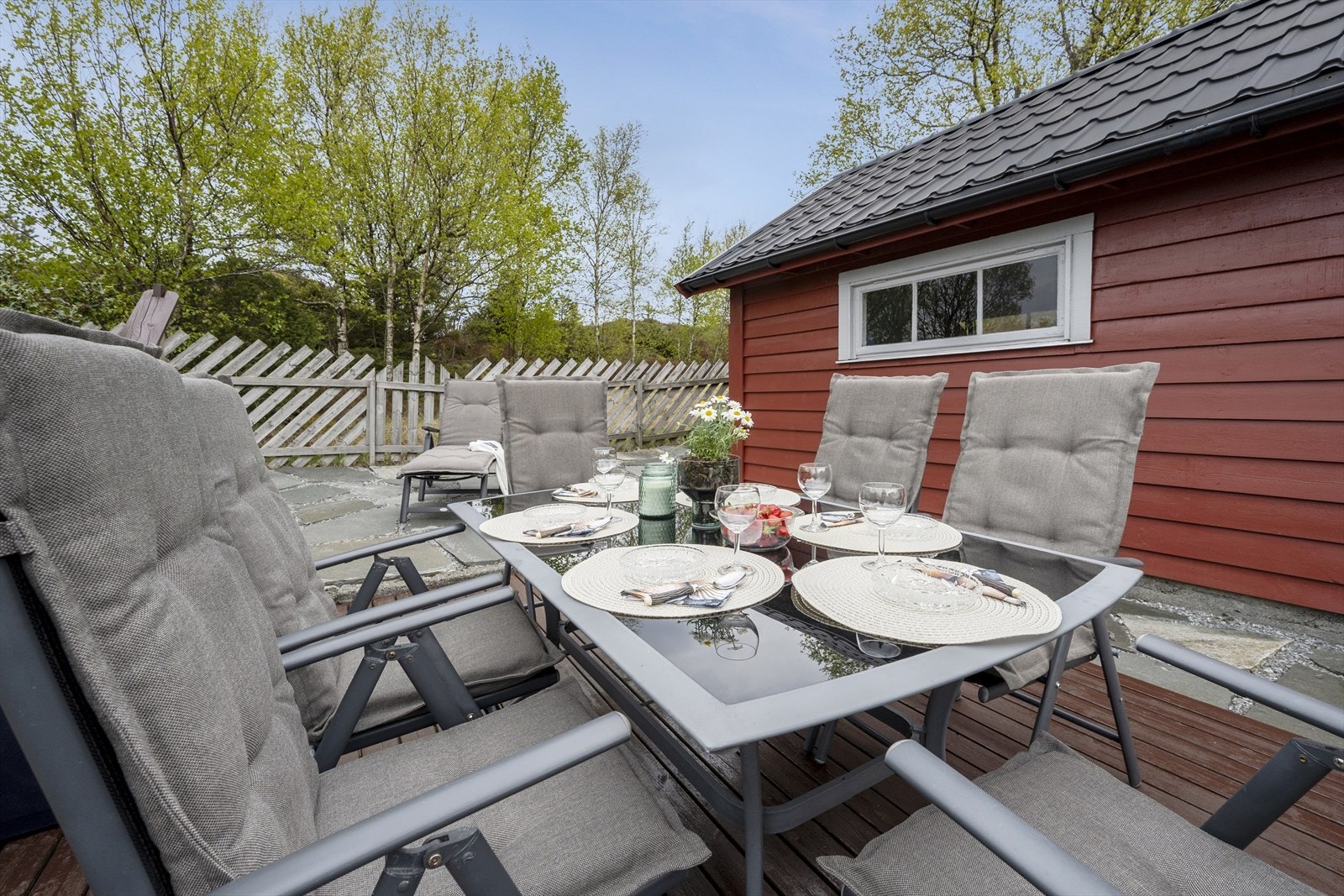 Lun uteplass ved uthuset, som ligg i le for nordavinden. Galleribilde