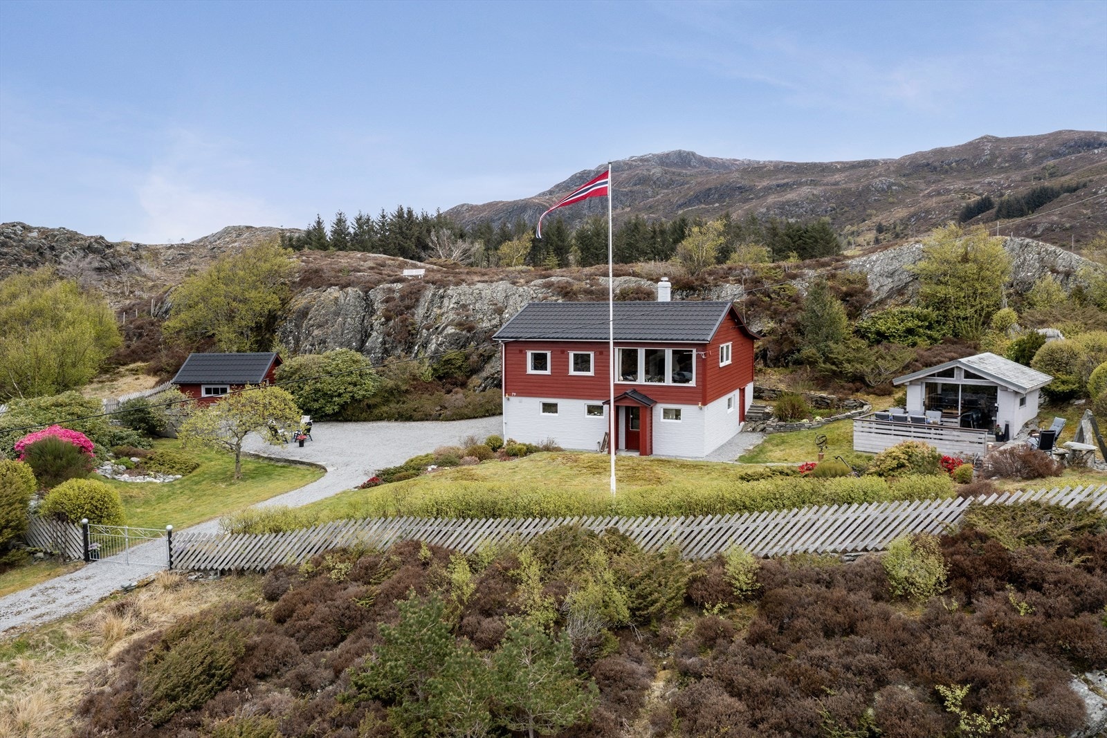 Hytta har inngangsparti nede og bak hytta. Til høgre i bilete er det inngang til bodareal. Det er tilkomst rundt hytta på begge sider. Galleribilde