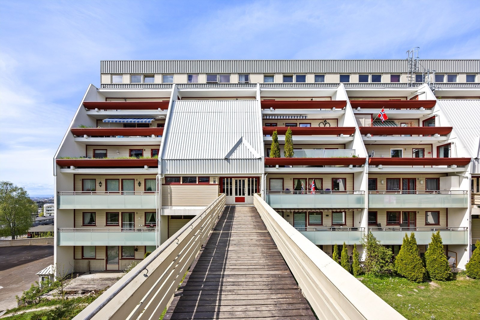 Tokerudlia boligsameie har en karakteristisk arkitektur. Fellesarealene vedlikeholdes av et eget vaktmesterfirma. Galleribilde