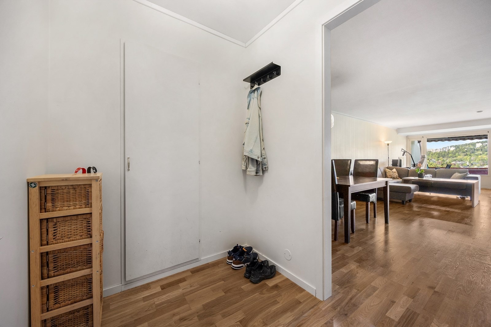 Fra gangen åpner leiligheten seg opp mot stuen og spisestuen. Galleribilde