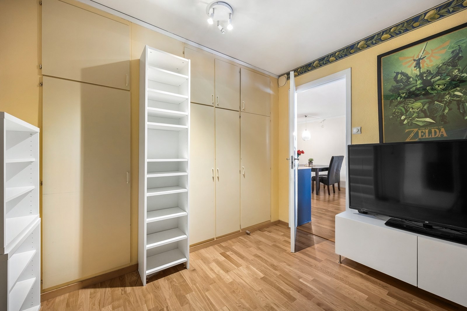 Omkledningsrom/kott med fastmonterte garderobeskap. Galleribilde