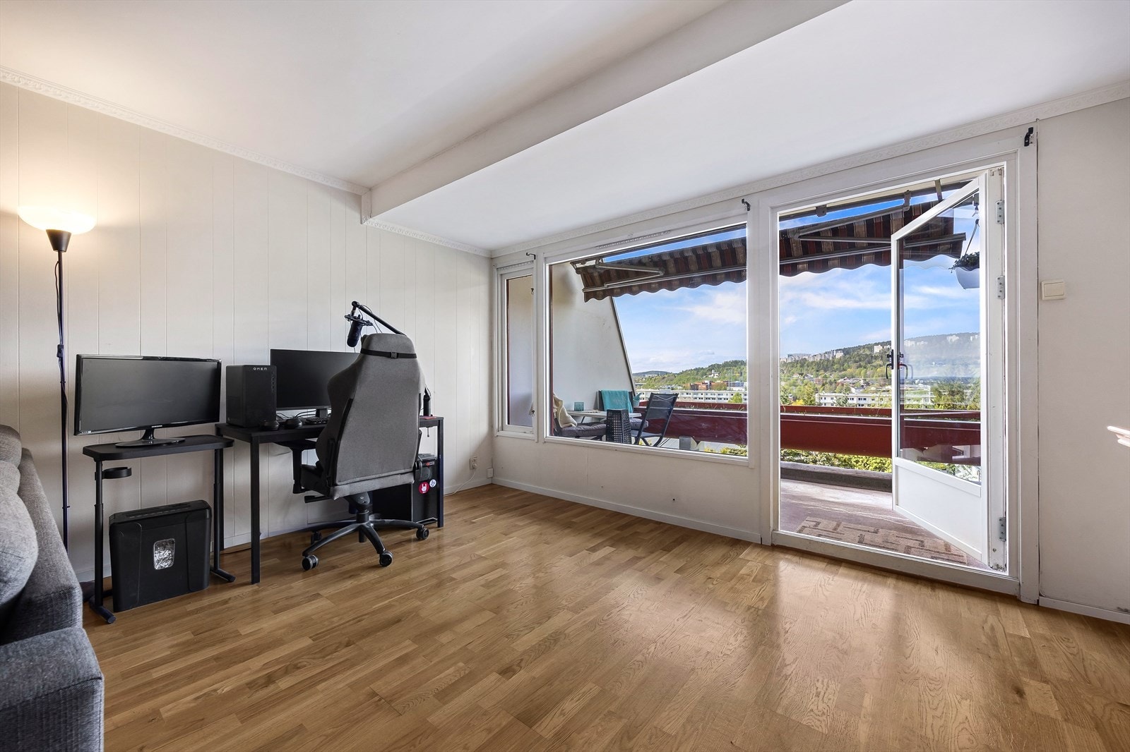 Direkte utgang til balkongen fra stuen. Galleribilde