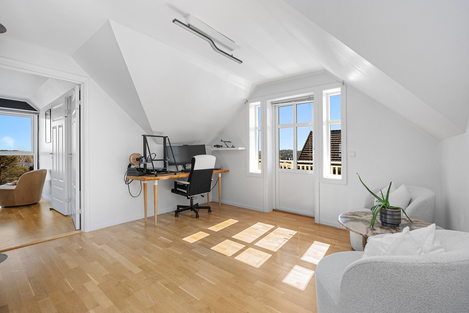 Loftstue med utgang til veranda. Galleribilde